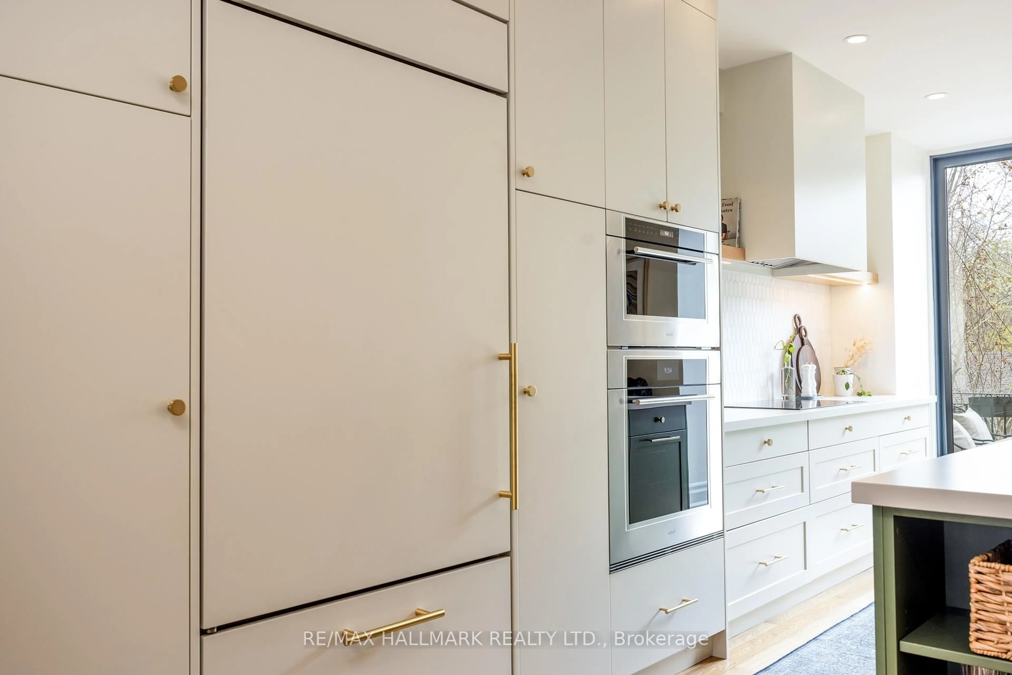 Contemporary kitchen, wood/laminate floor for 302 Grace St, Toronto Ontario M6G 3A6
