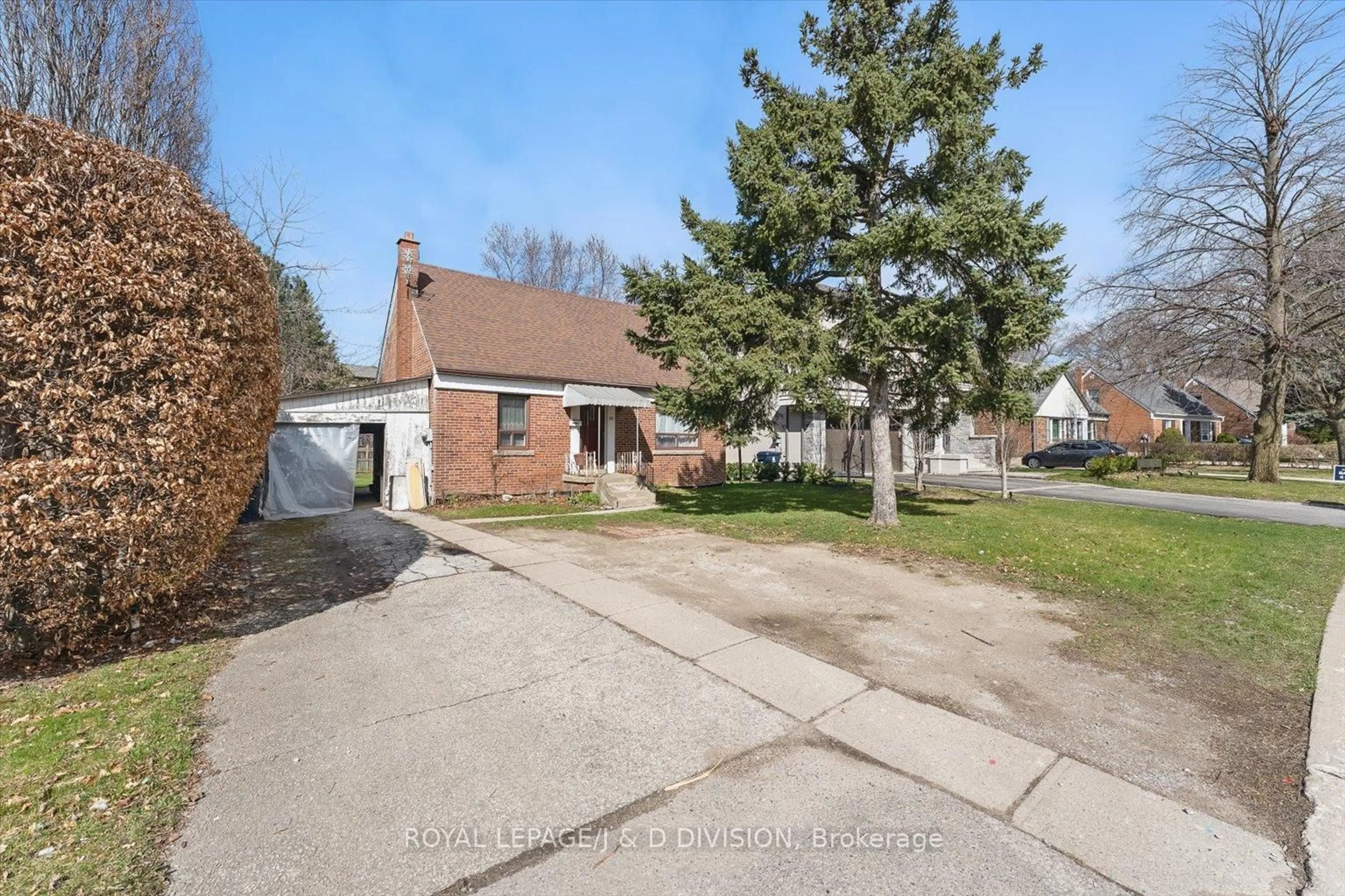 A pic from outside/outdoor area/front of a property/back of a property/a pic from drone, street for 80 Collinson Blvd, Toronto Ontario M3H 3C3