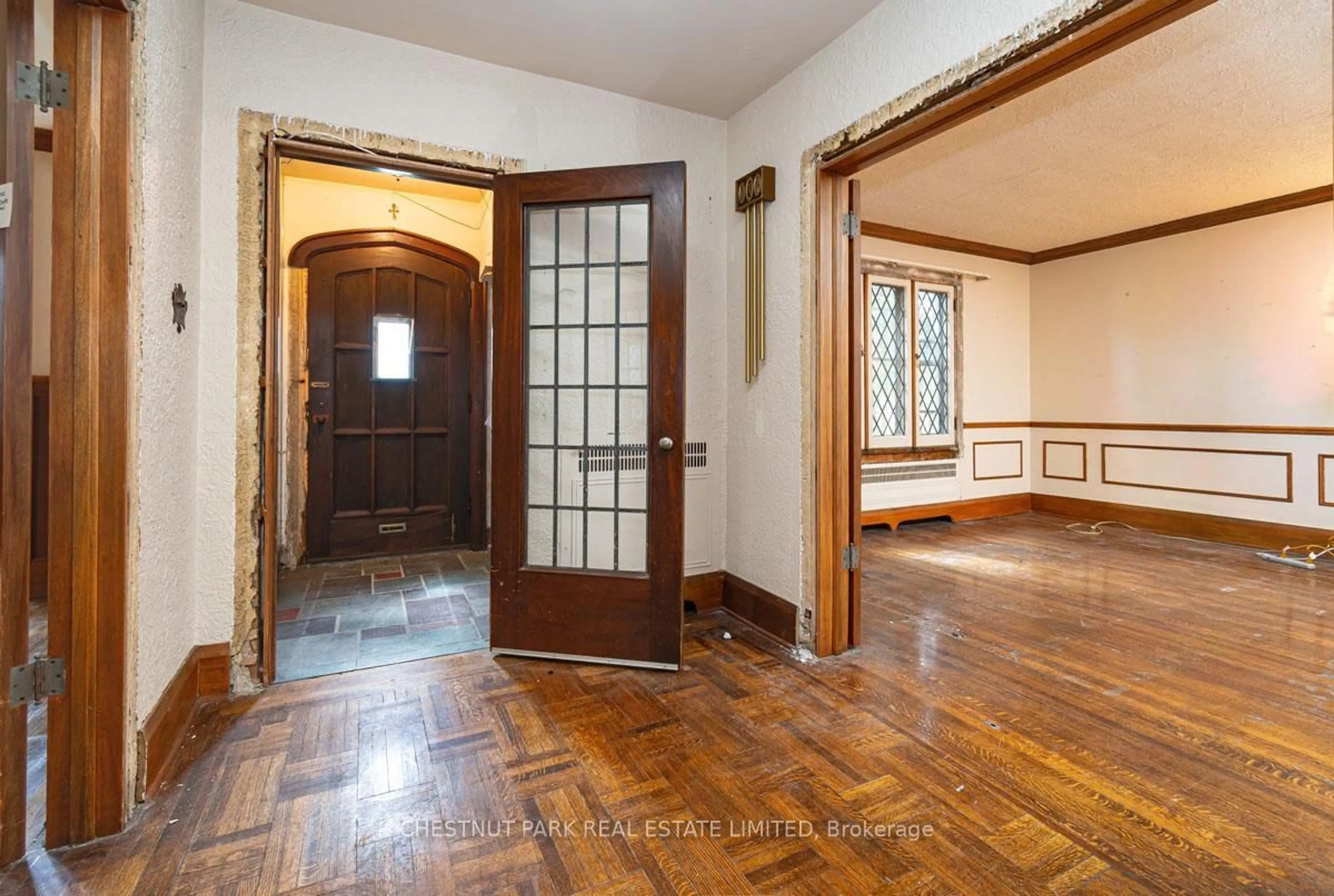 Indoor foyer for 4 Elderwood Dr, Toronto Ontario M5P 1W5