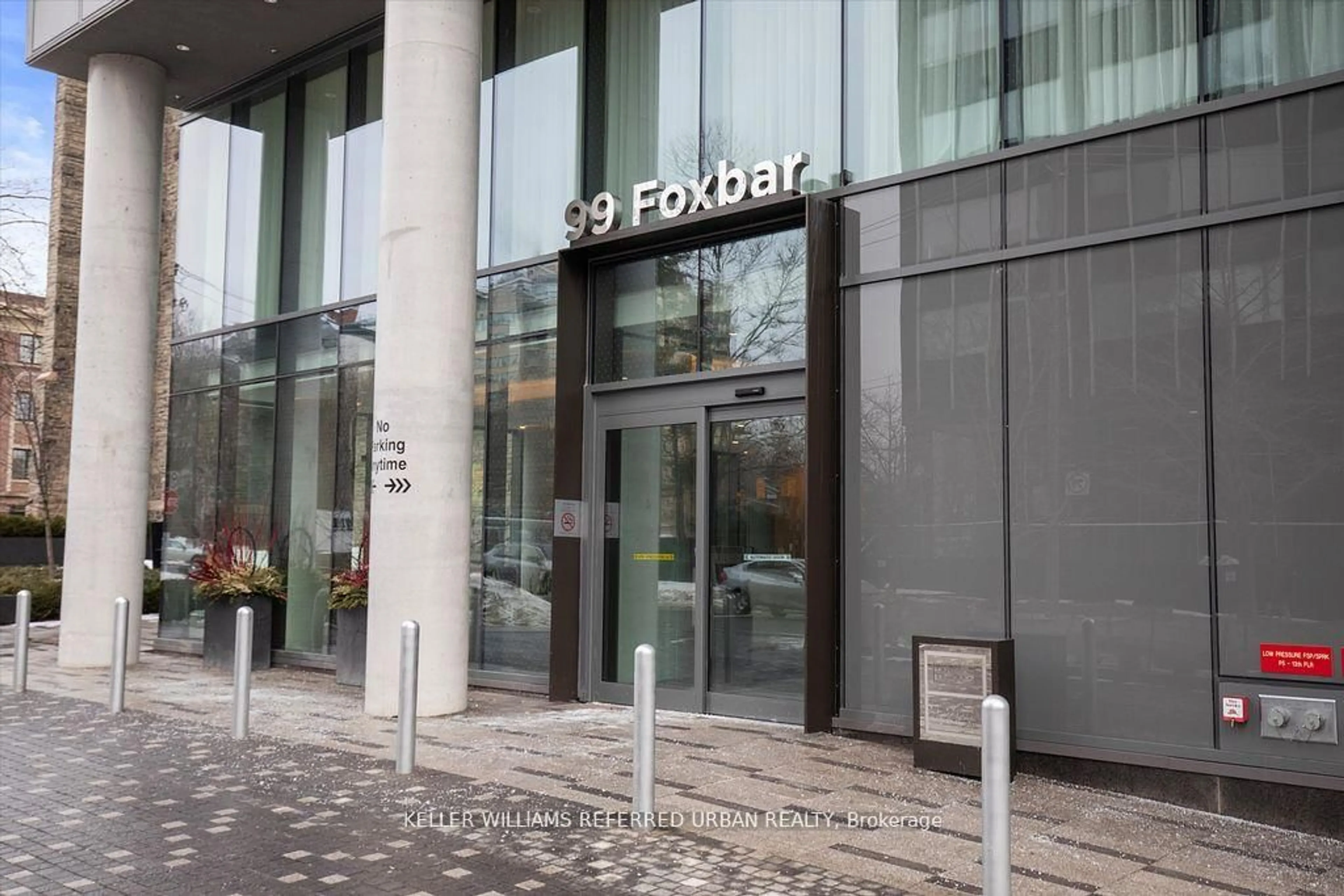 Indoor foyer for 99 Foxbar Rd #1510, Toronto Ontario M4V 2G5