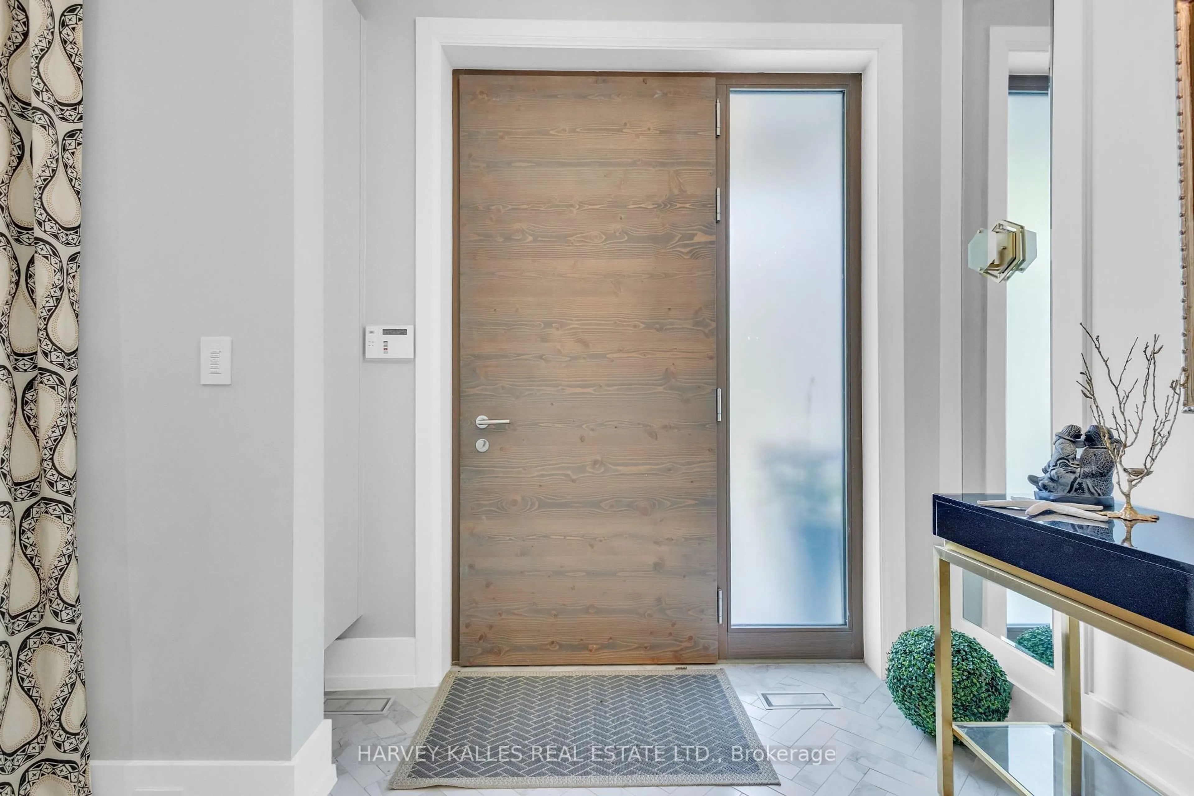Indoor entryway for 7 Relmar Gdns, Toronto Ontario M5P 1S1