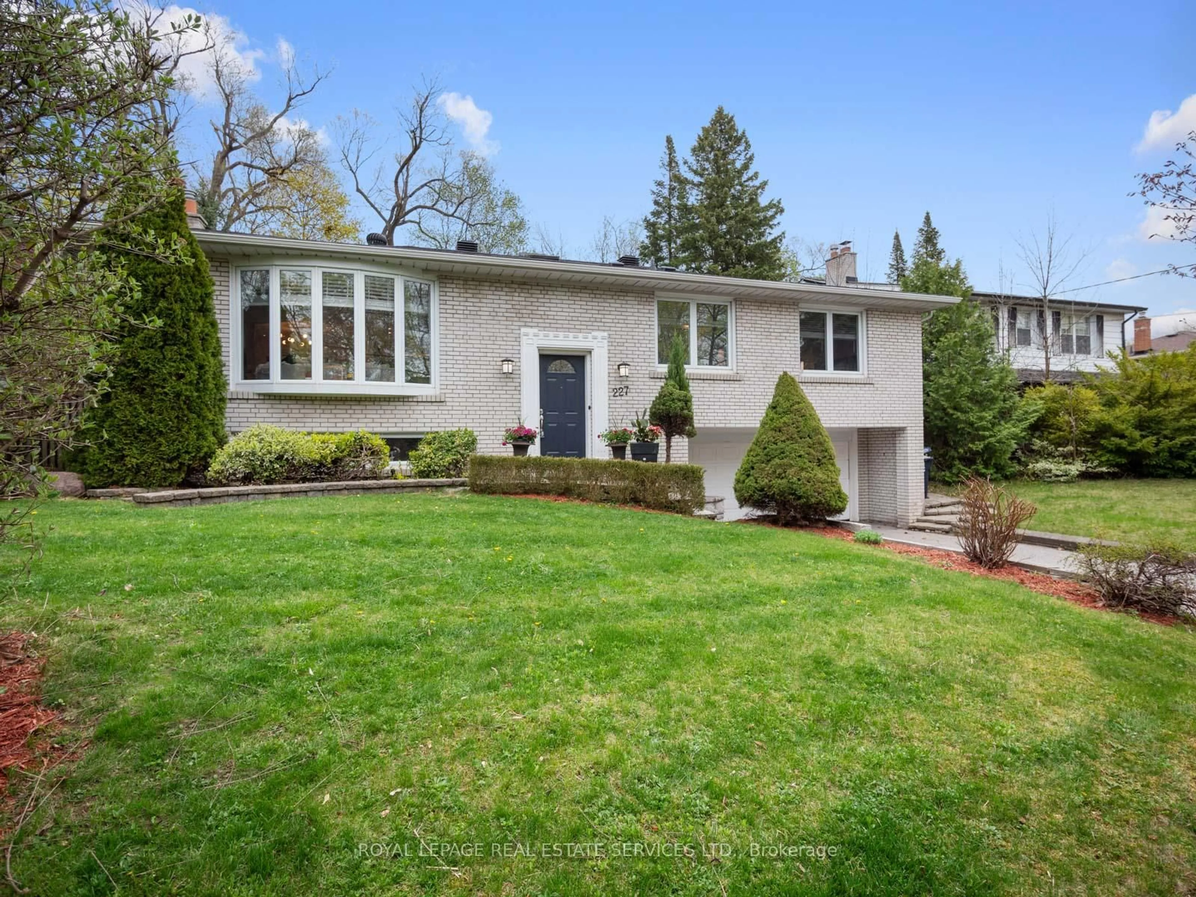 Home with vinyl exterior material, street for 227 Old Yonge St, Toronto Ontario M2P 1R5