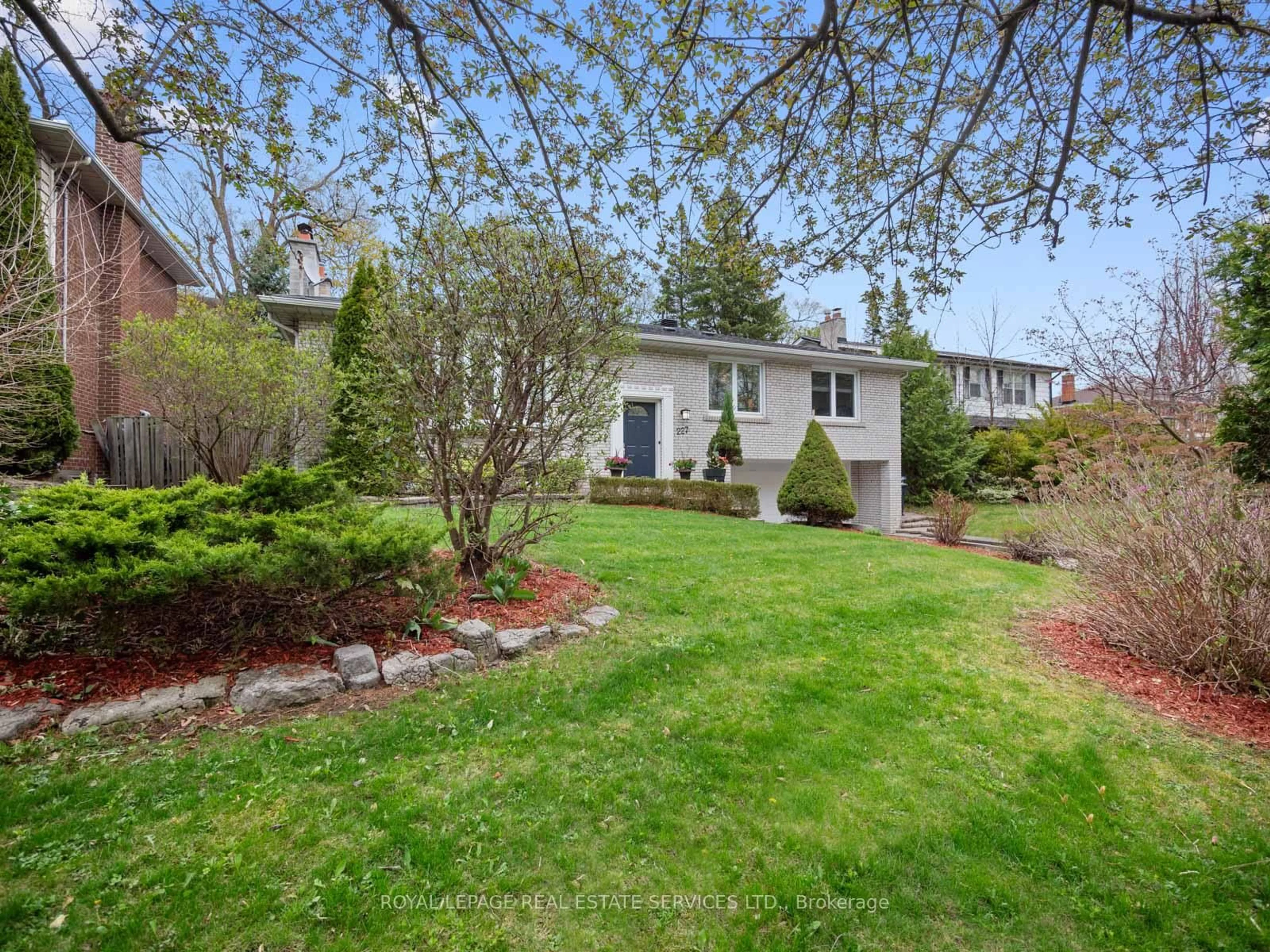 A pic from outside/outdoor area/front of a property/back of a property/a pic from drone, street for 227 Old Yonge St, Toronto Ontario M2P 1R5