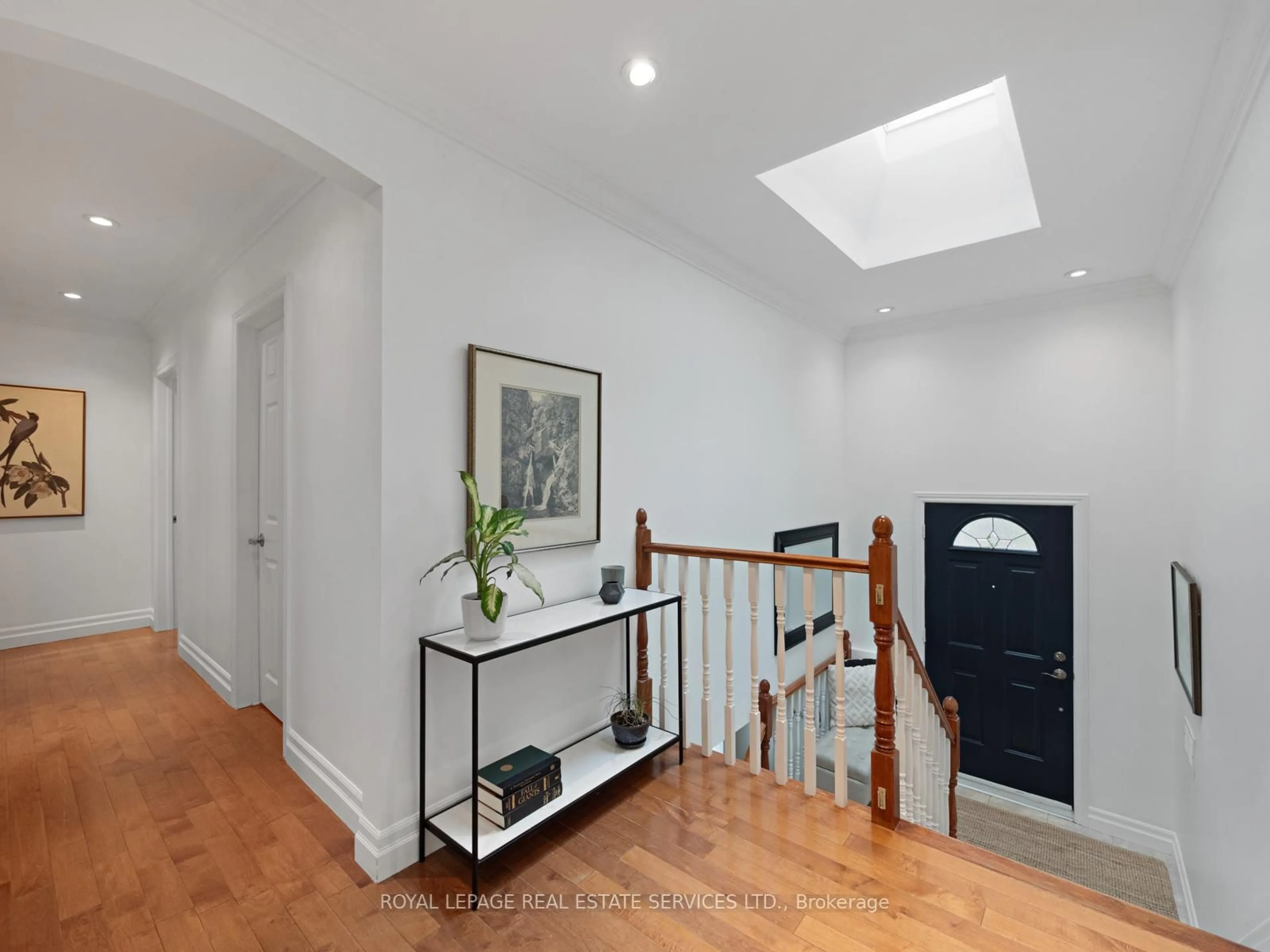 Indoor entryway for 227 Old Yonge St, Toronto Ontario M2P 1R5
