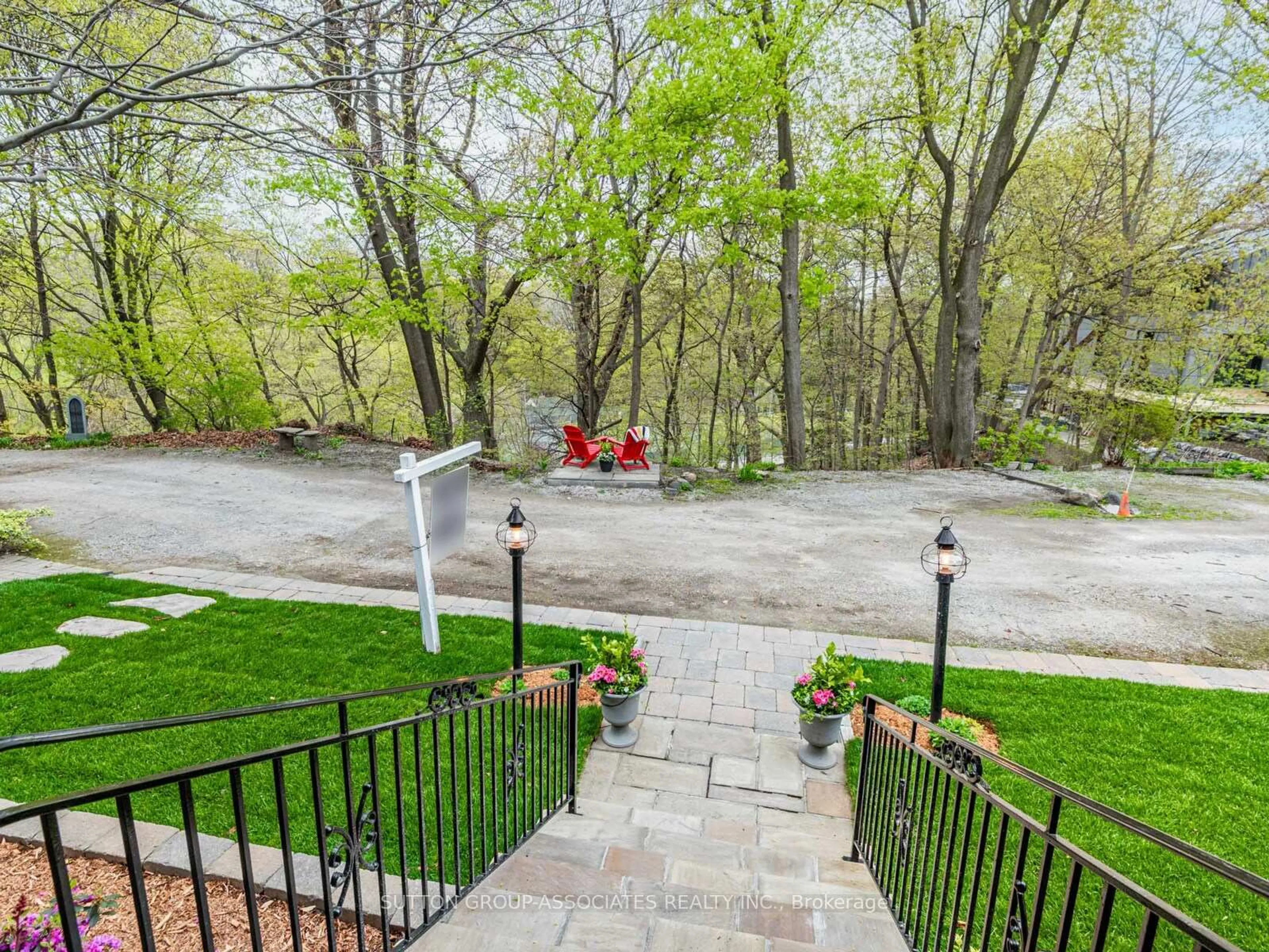 A pic from outside/outdoor area/front of a property/back of a property/a pic from drone, unknown for 20 Glengrove Ave, Toronto Ontario M4N 1E7