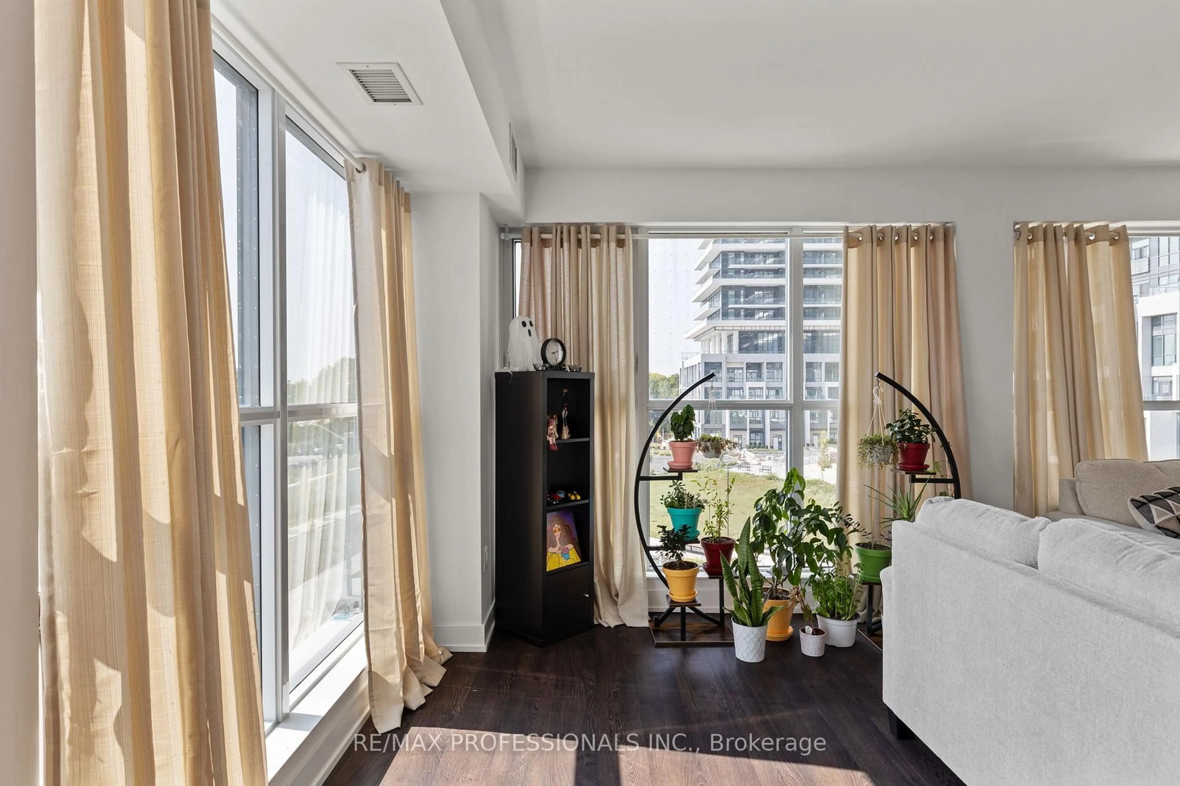 Indoor entryway for 30 Inn On The Park Dr #320, Toronto Ontario M3C 0P7