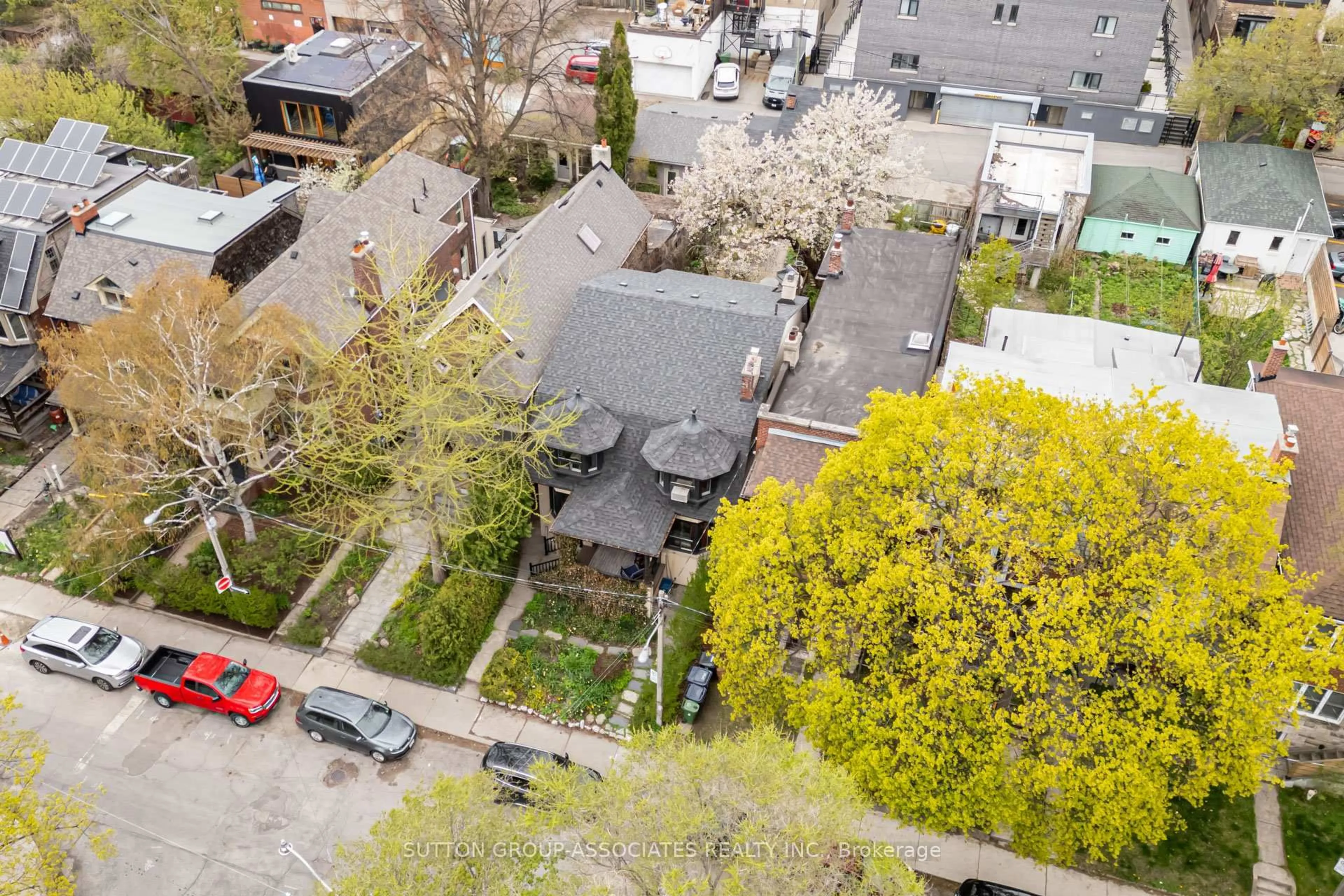 A pic from outside/outdoor area/front of a property/back of a property/a pic from drone, street for 10 Vermont Ave, Toronto Ontario M6G 1X7