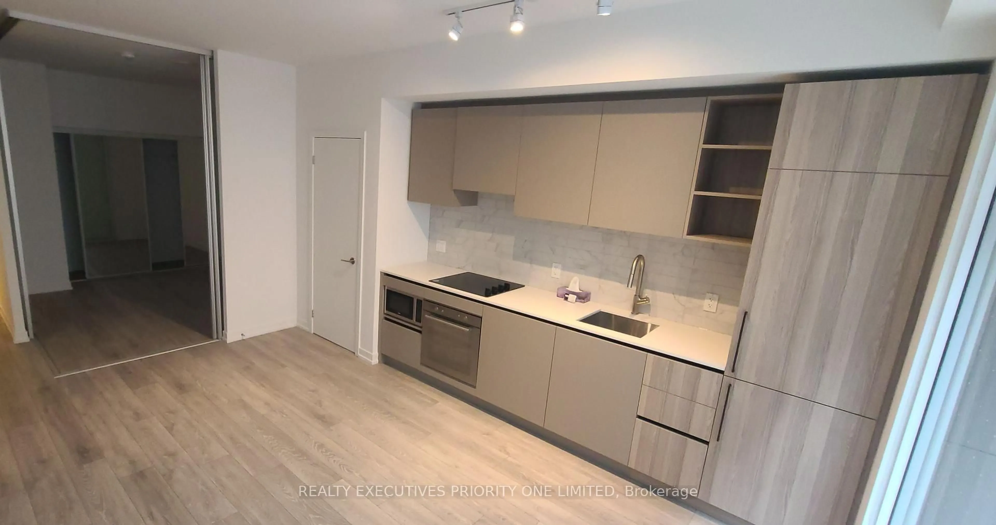 Standard kitchen, wood/laminate floor for 55 Mercer St #319, Toronto Ontario M5V 0W4
