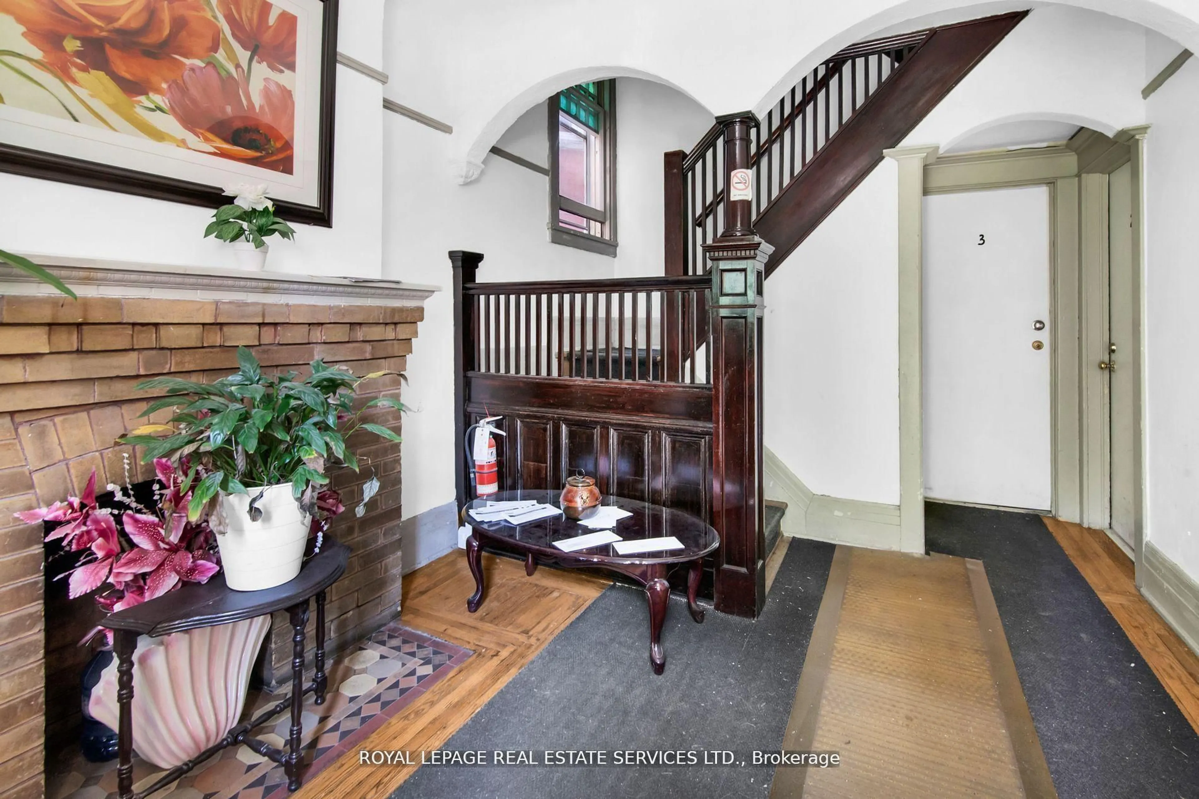 Indoor foyer for 577 Huron St, Toronto Ontario M5R 2R6