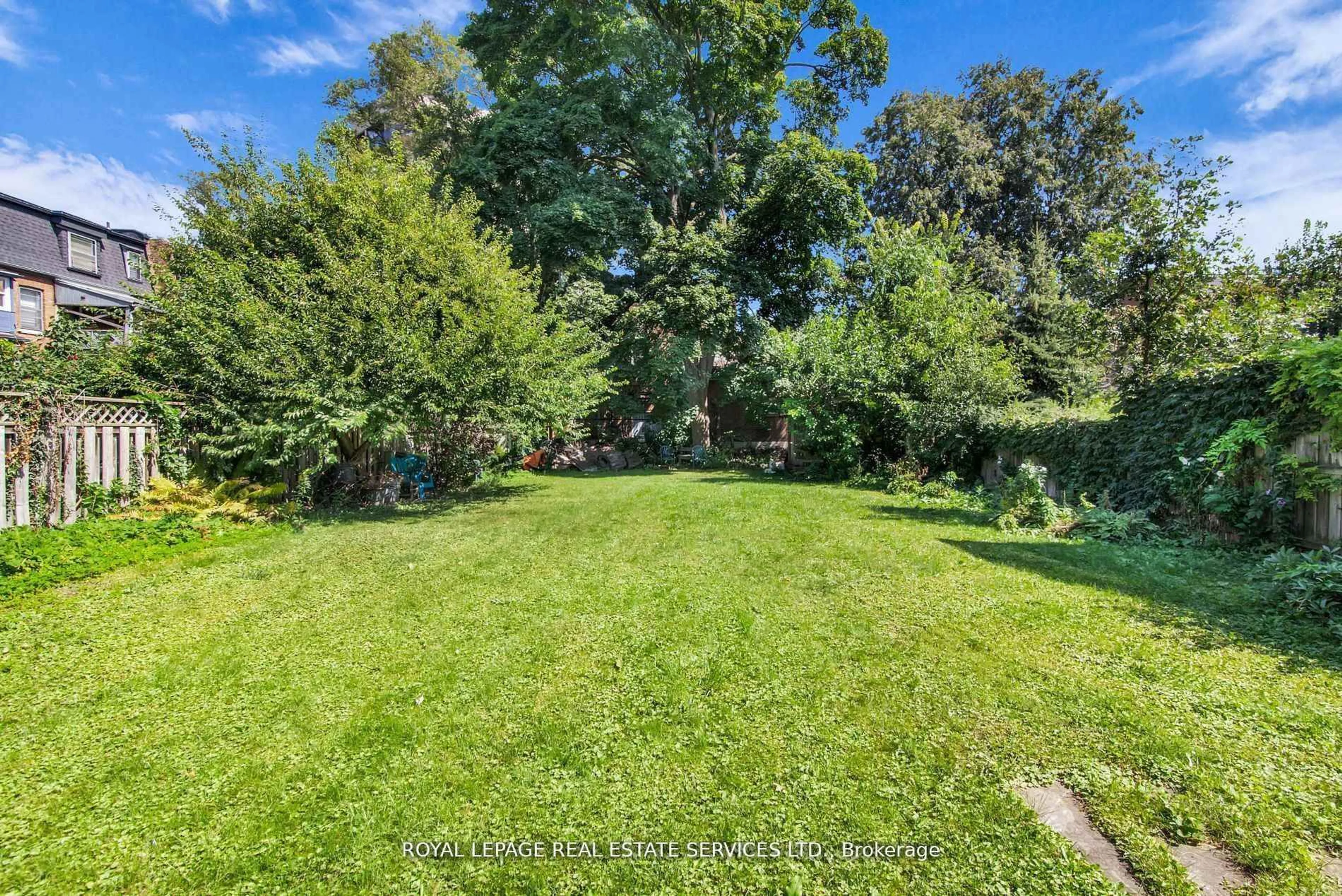 A pic from outside/outdoor area/front of a property/back of a property/a pic from drone, forest/trees view for 575 Huron St, Toronto Ontario M5R 2R6
