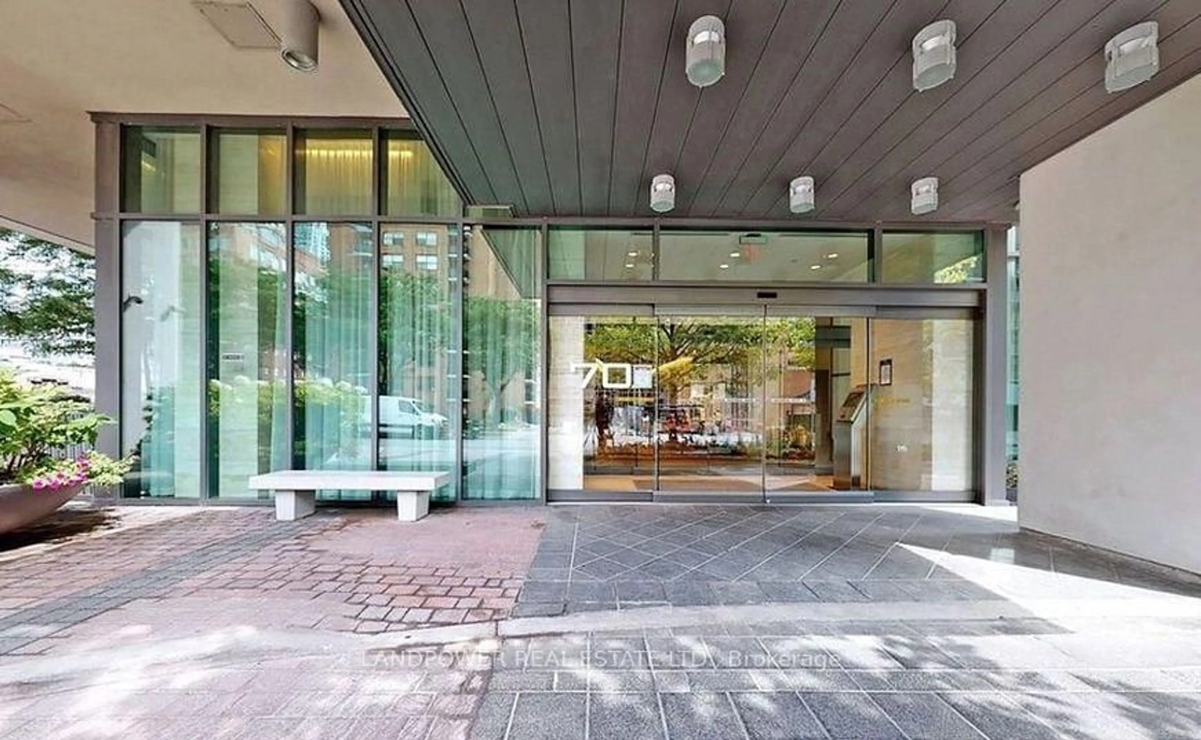 Indoor foyer for 70 Roehampton Ave #1812, Toronto Ontario M4P 1R2