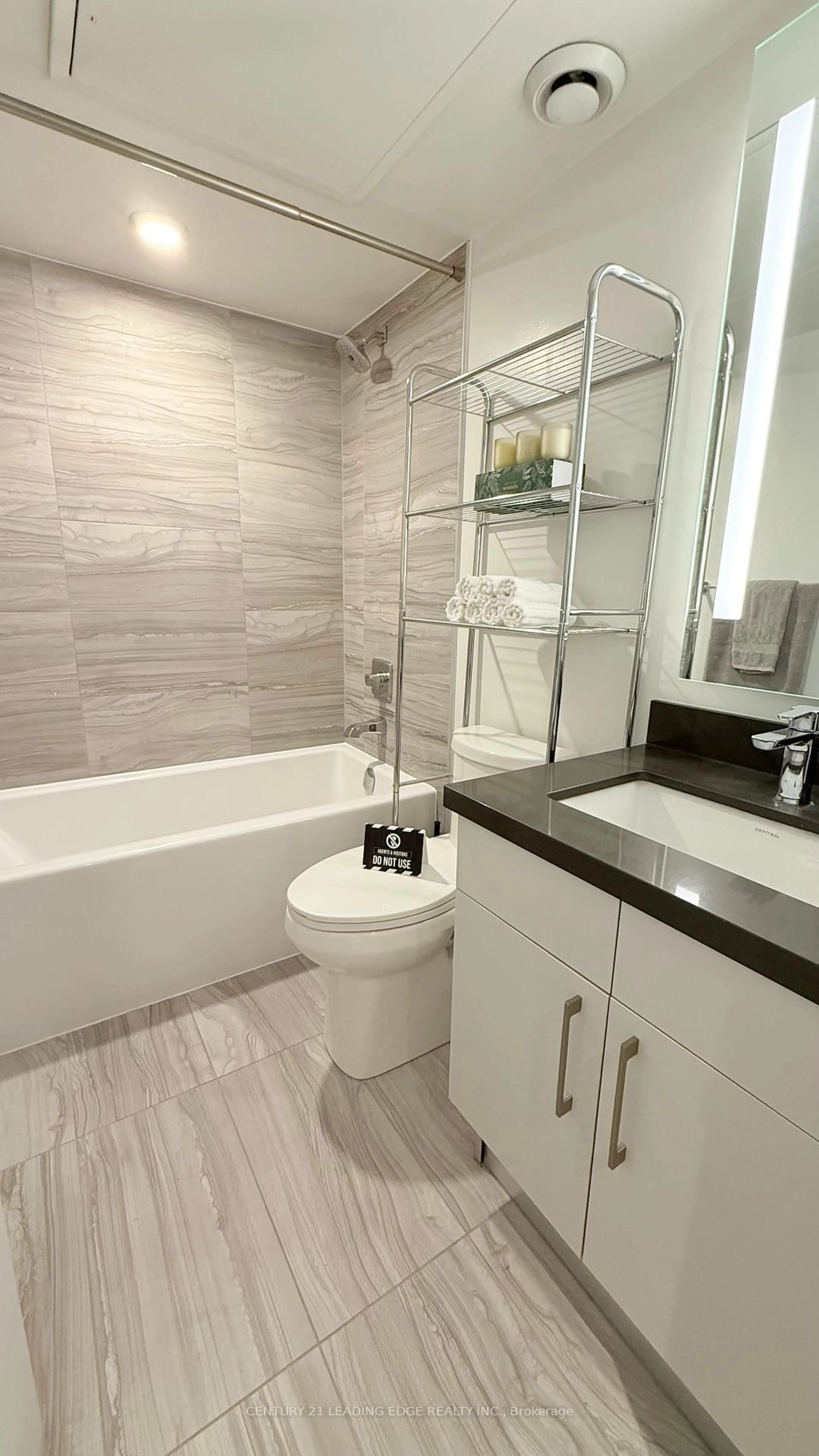 Contemporary bathroom, ceramic/tile floor for 188 Cumberland St #1506, Toronto Ontario M5R 0B6