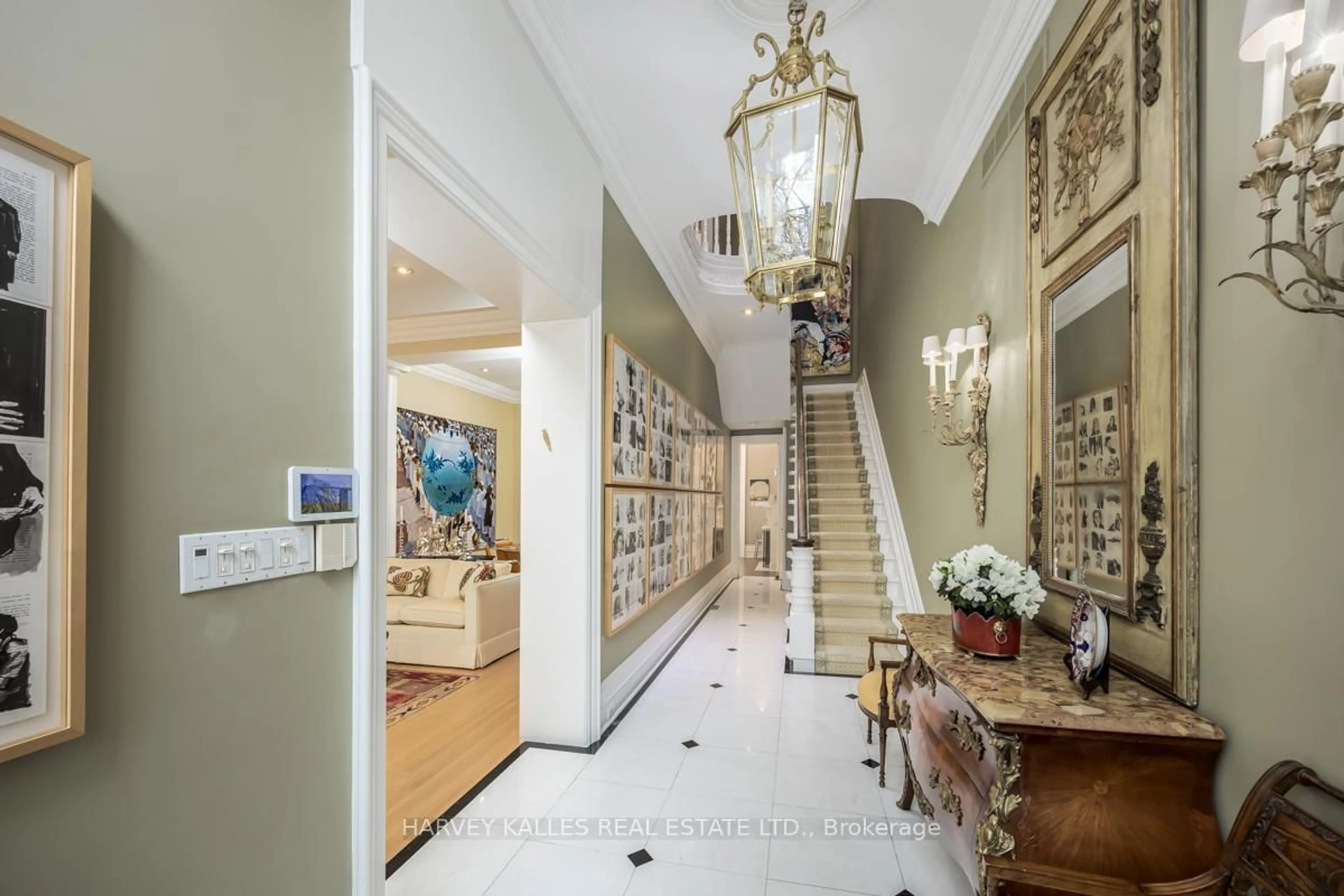 Indoor foyer for 37 Heath St, Toronto Ontario M4V 1T2