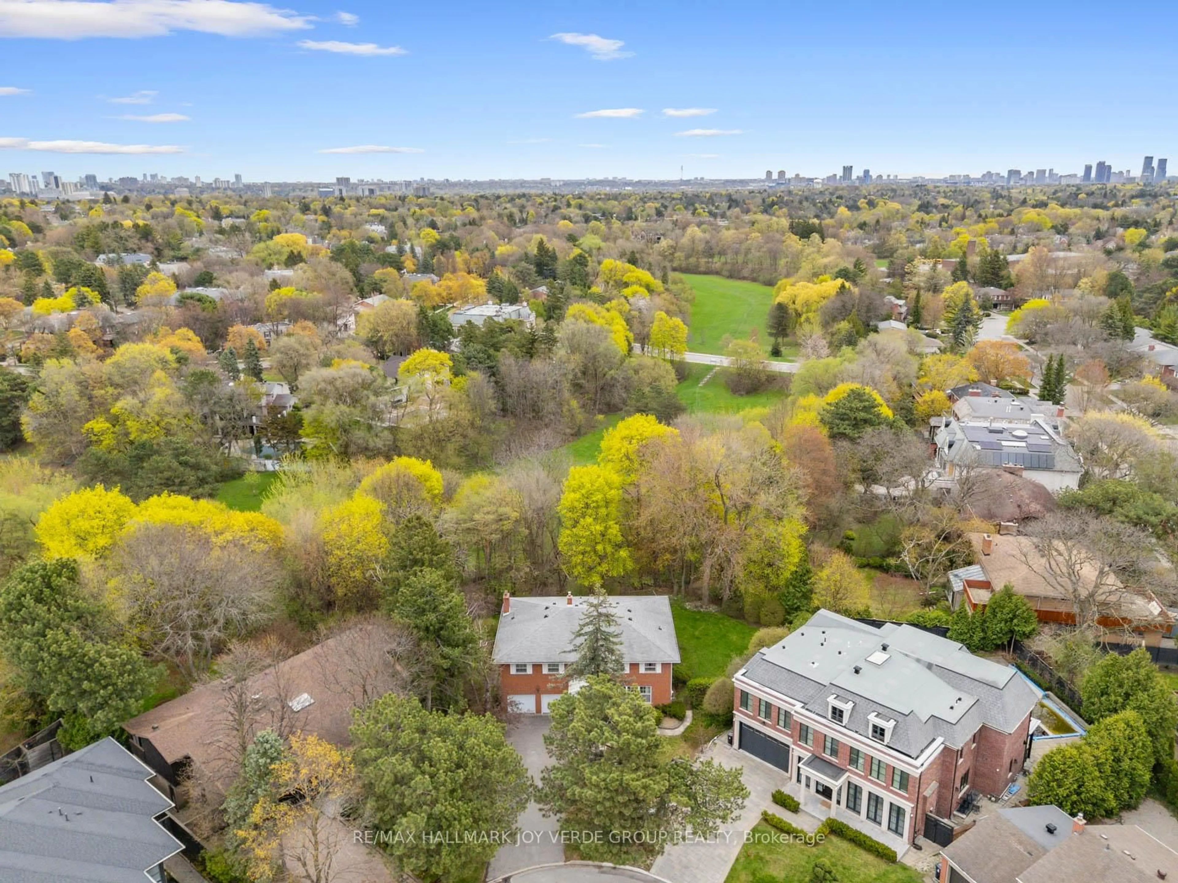 A pic from outside/outdoor area/front of a property/back of a property/a pic from drone, city buildings view from balcony for 23 Balding Crt, Toronto Ontario M2P 1Y8