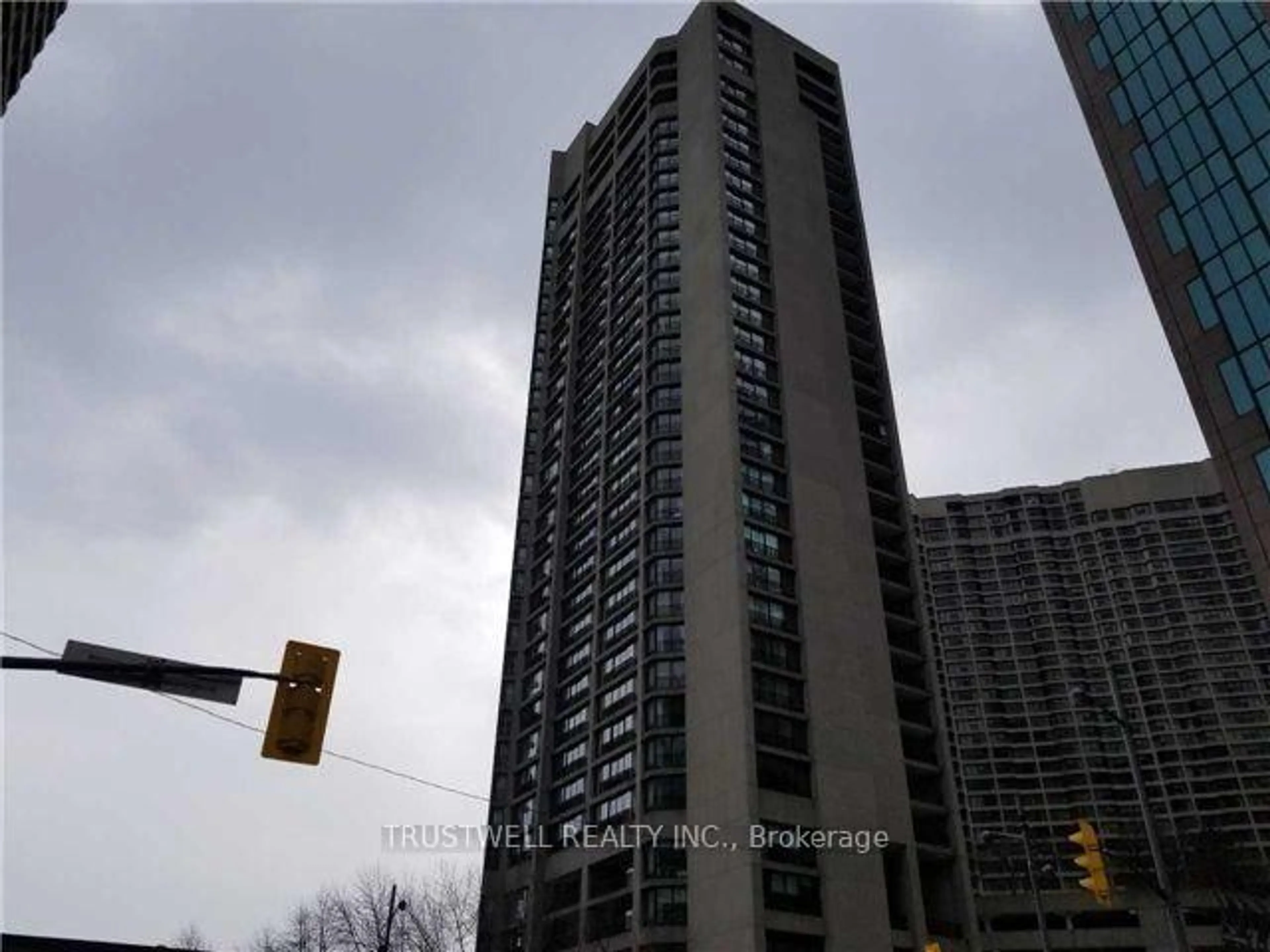 Blurry image for 33 Harbour Sq #3240, Toronto Ontario M5J 2G2