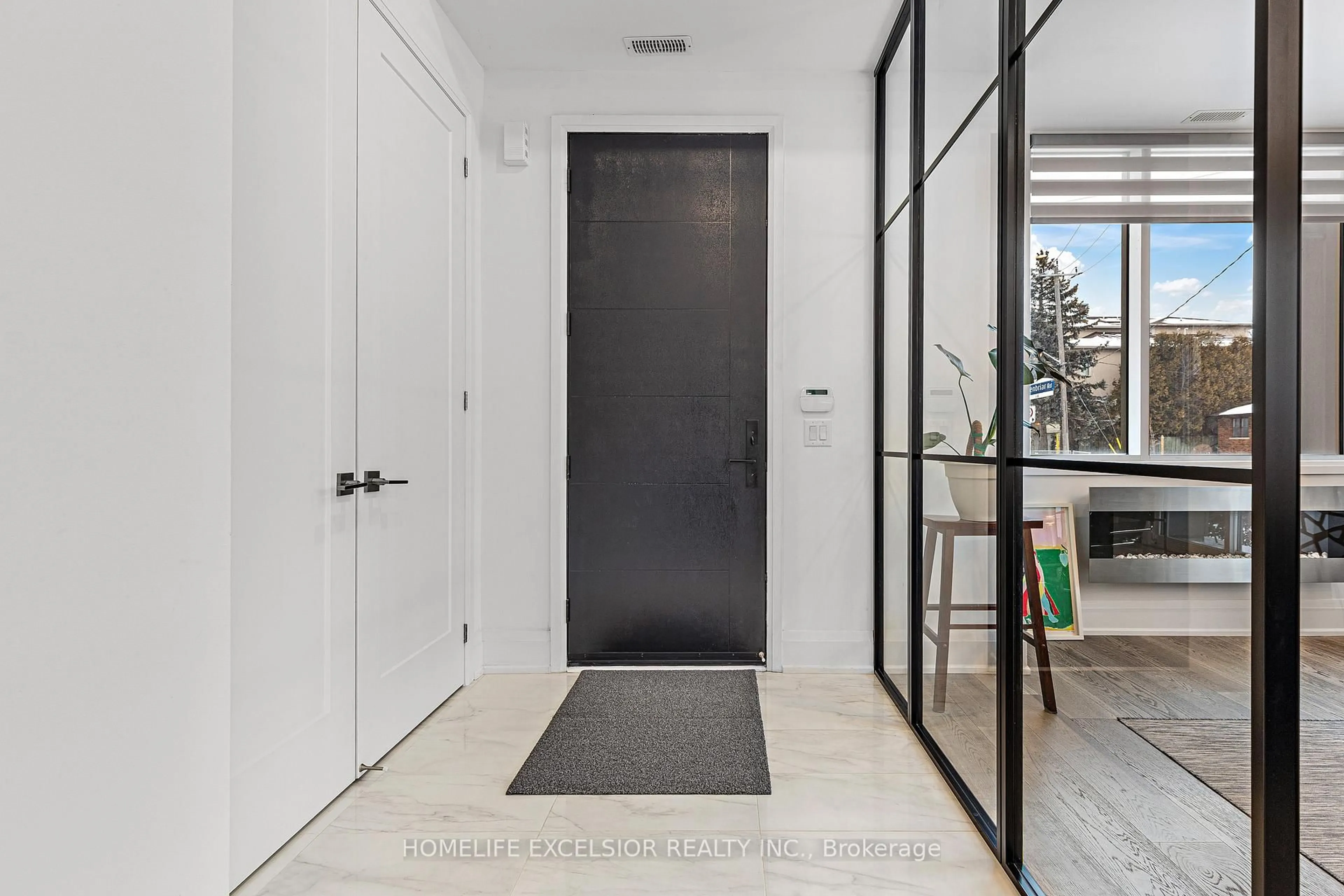 Indoor entryway for 18 GREENBRIAR Rd #1, Toronto Ontario M2K 0G7