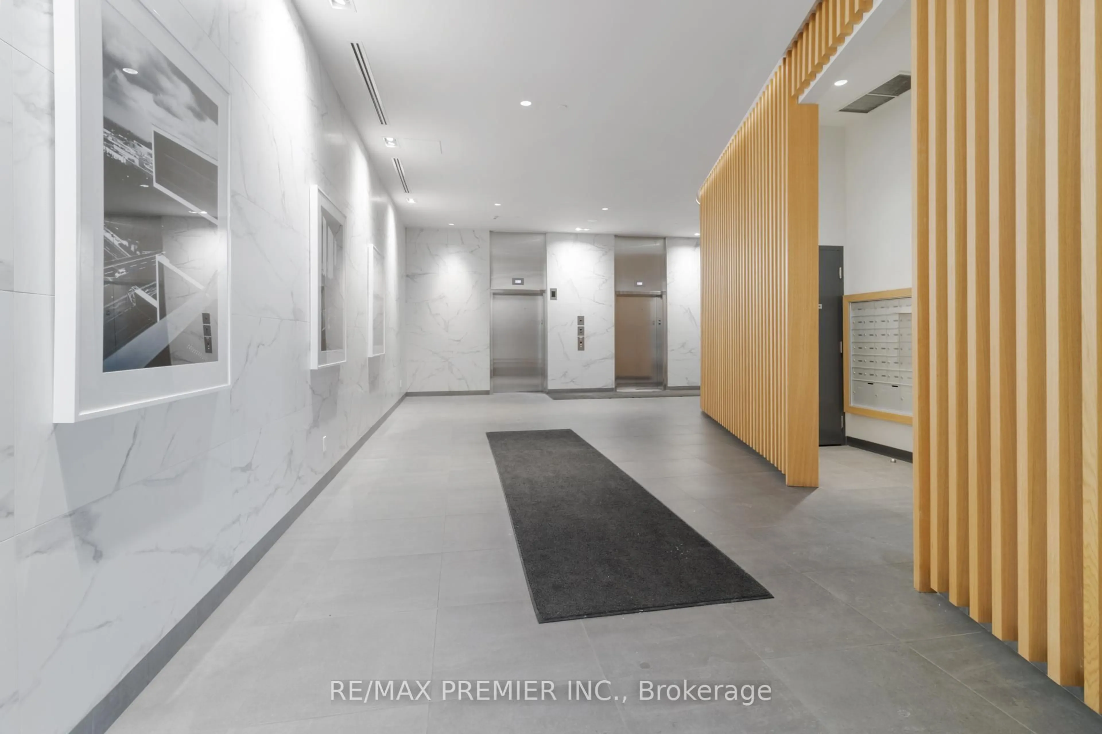 Indoor foyer for 120 Varna Dr #303, Toronto Ontario M6A 0B3