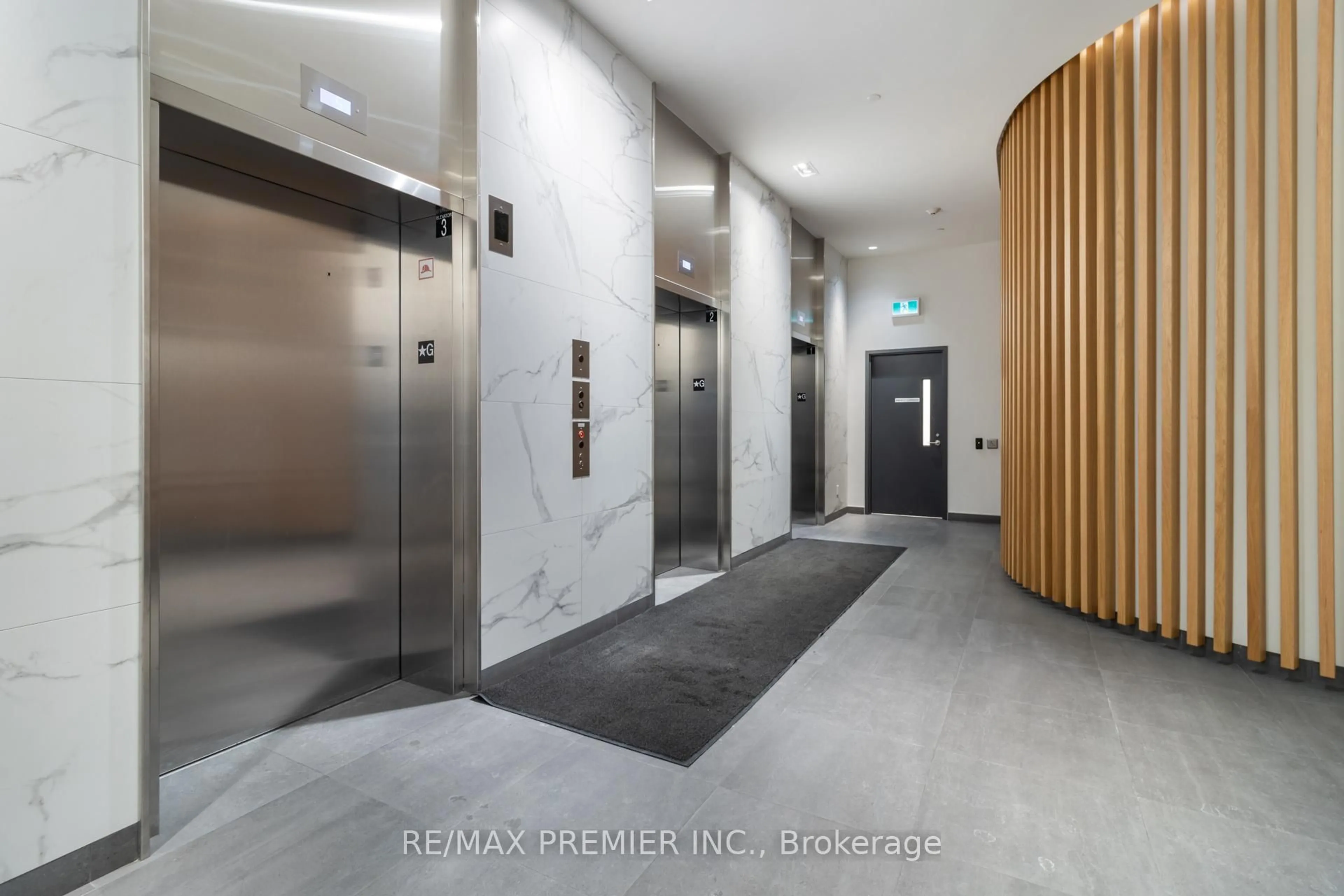 Indoor foyer for 120 Varna Dr #303, Toronto Ontario M6A 0B3