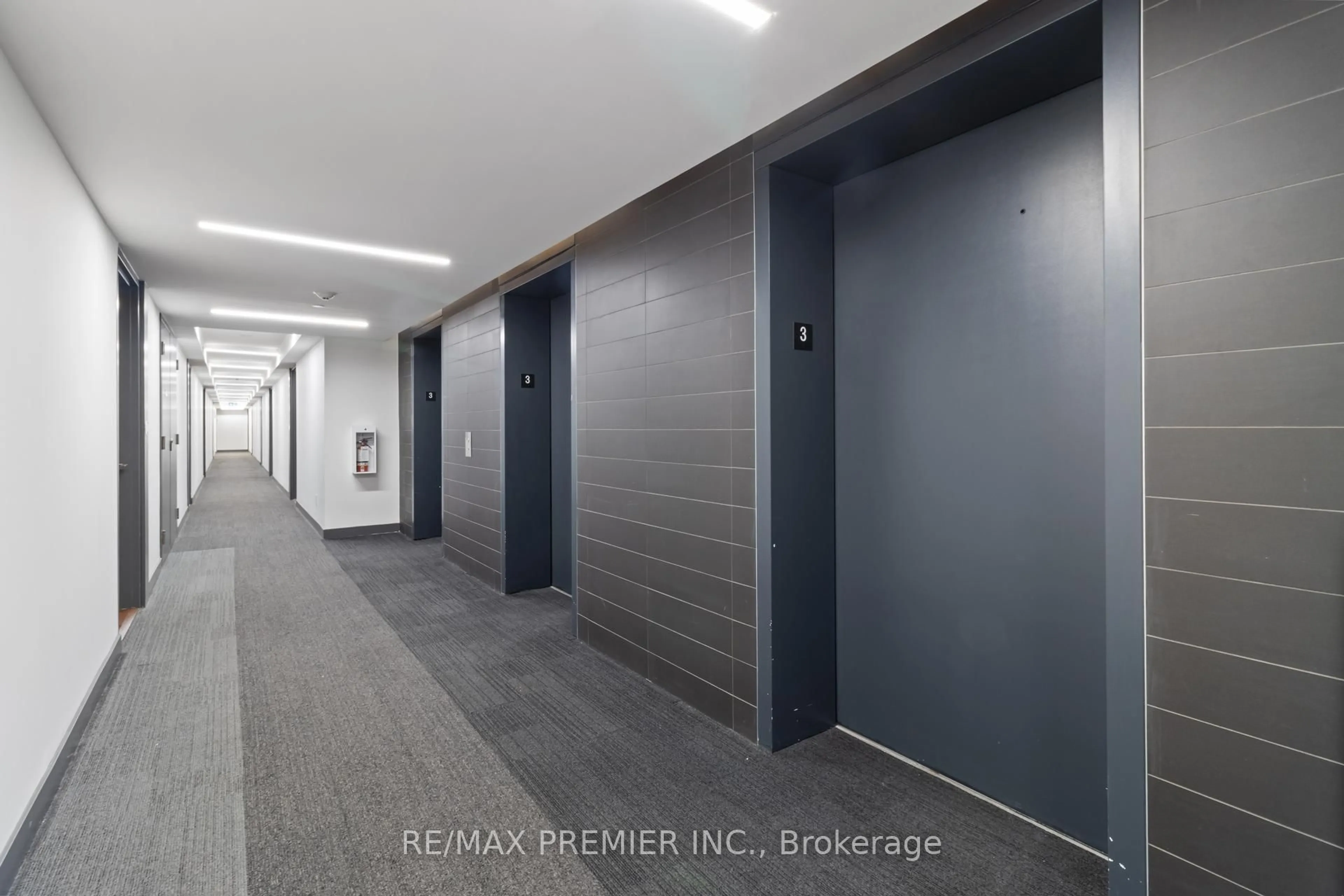 Indoor foyer for 120 Varna Dr #303, Toronto Ontario M6A 0B3