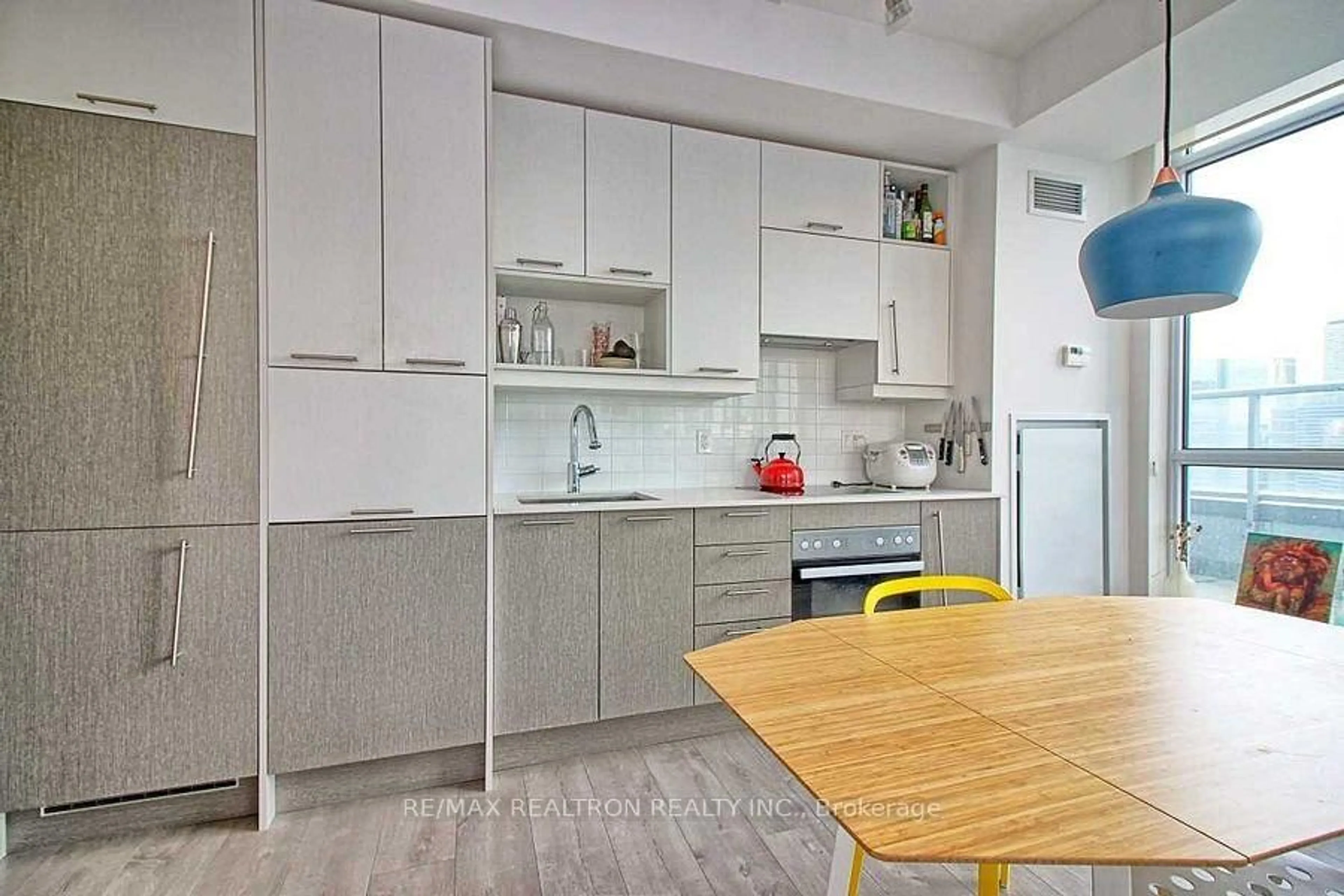 Standard kitchen, unknown for 199 Richmond St #2506, Toronto Ontario M5V 0H4