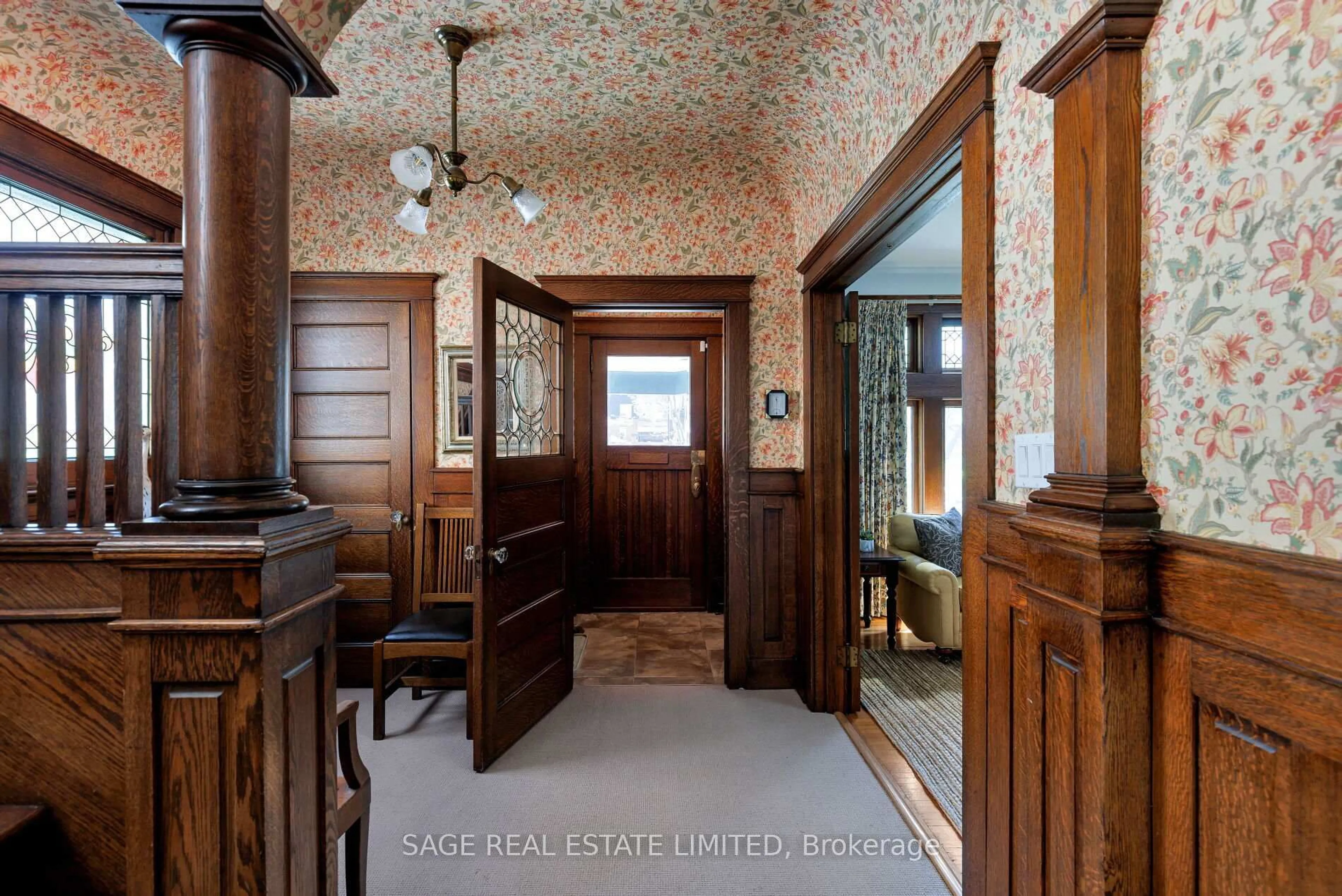Indoor foyer for 364 Palmerston Blvd, Toronto Ontario M6G 2N6