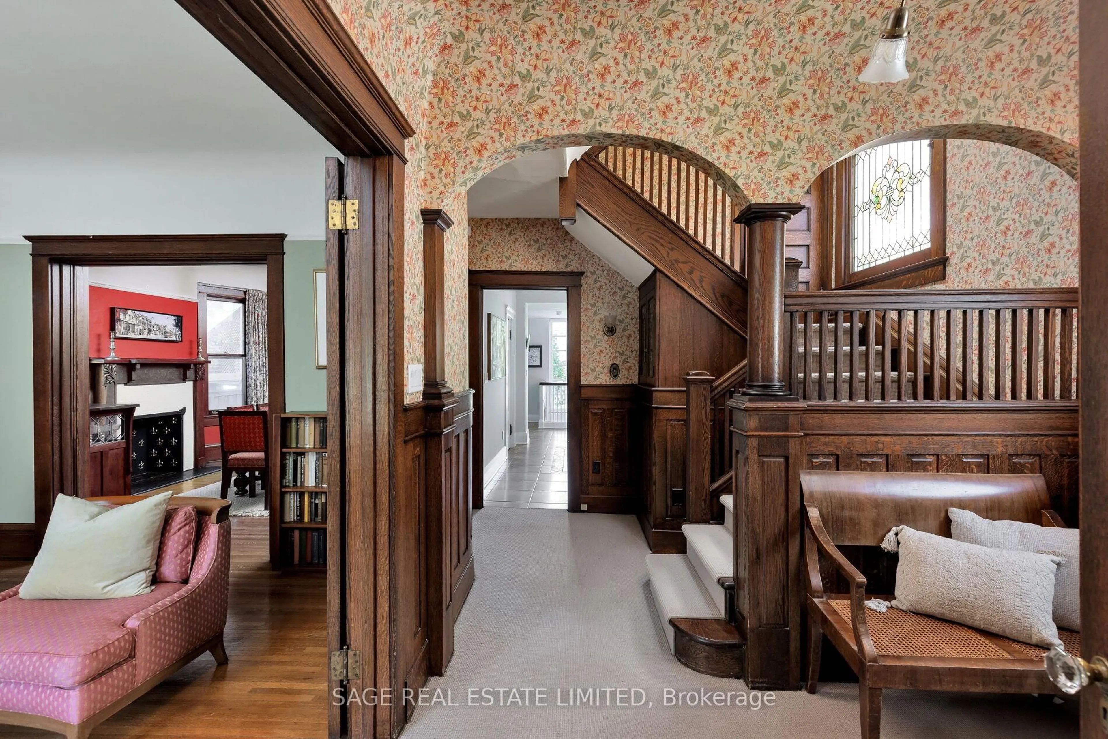 Indoor foyer for 364 Palmerston Blvd, Toronto Ontario M6G 2N6