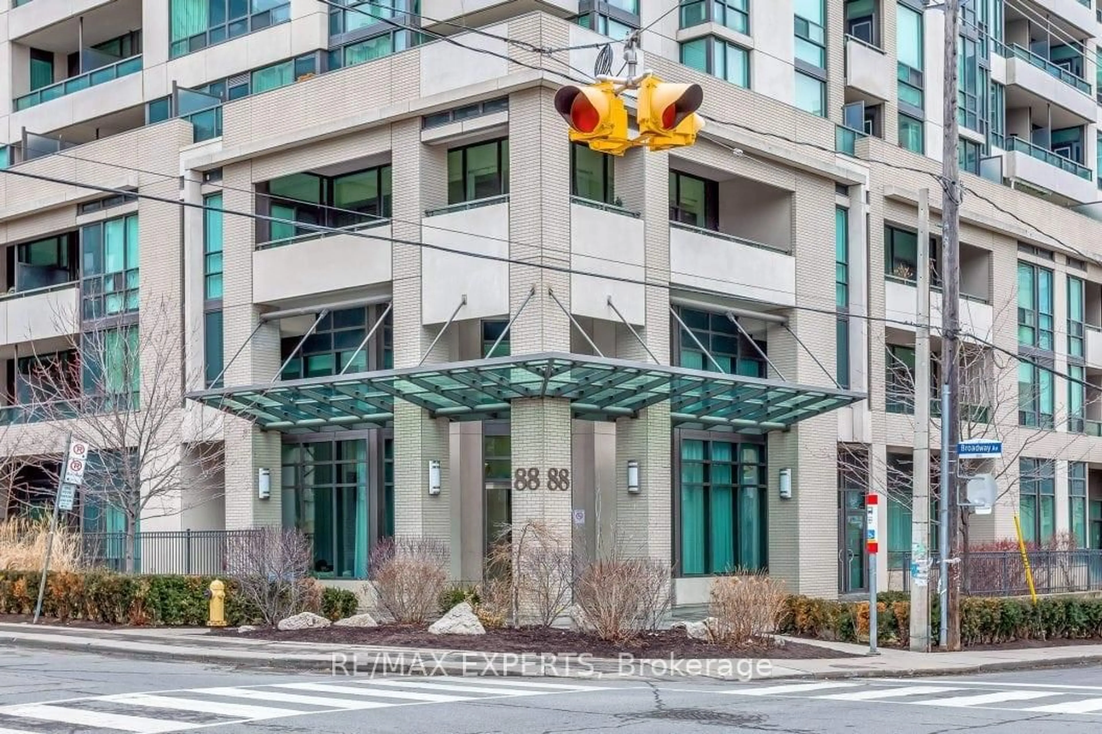 Indoor foyer for 88 Broadway Ave #316, Toronto Ontario M4P 0A5