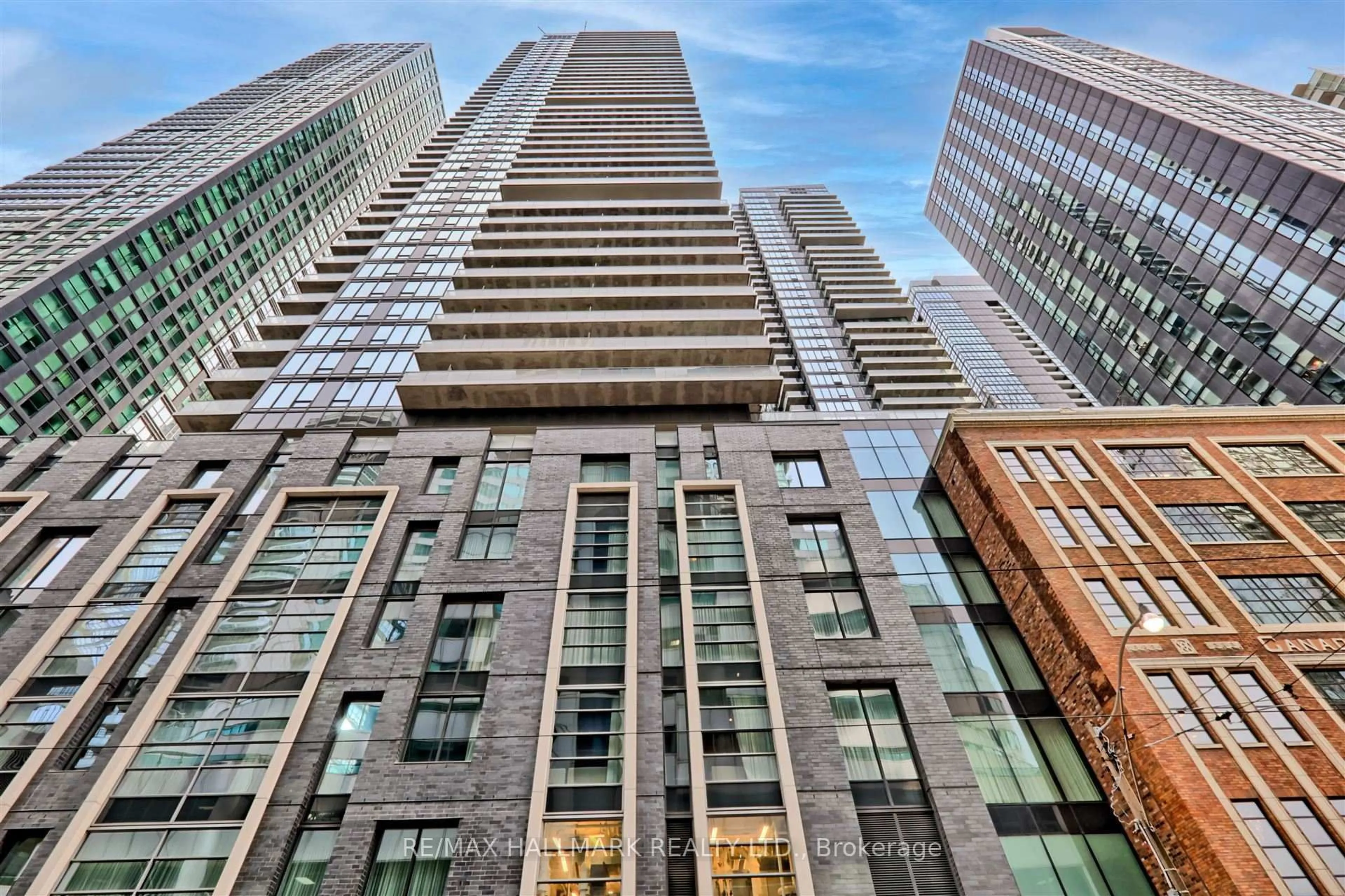 Indoor foyer for 125 Blue Jays Way #2507, Toronto Ontario M5V 0L7