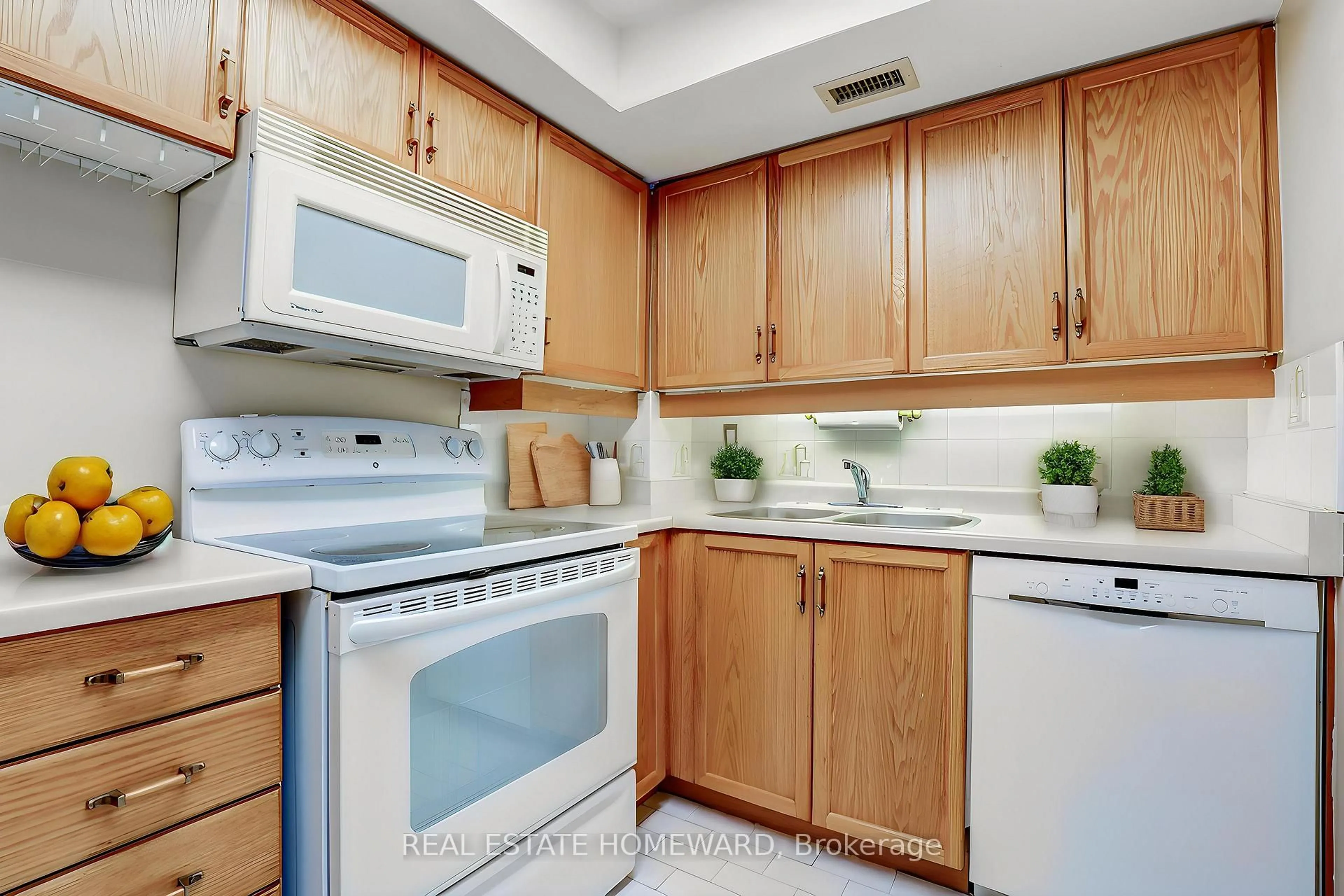 Standard kitchen, unknown for 65 Scadding Ave #411, Toronto Ontario M5A 4L1