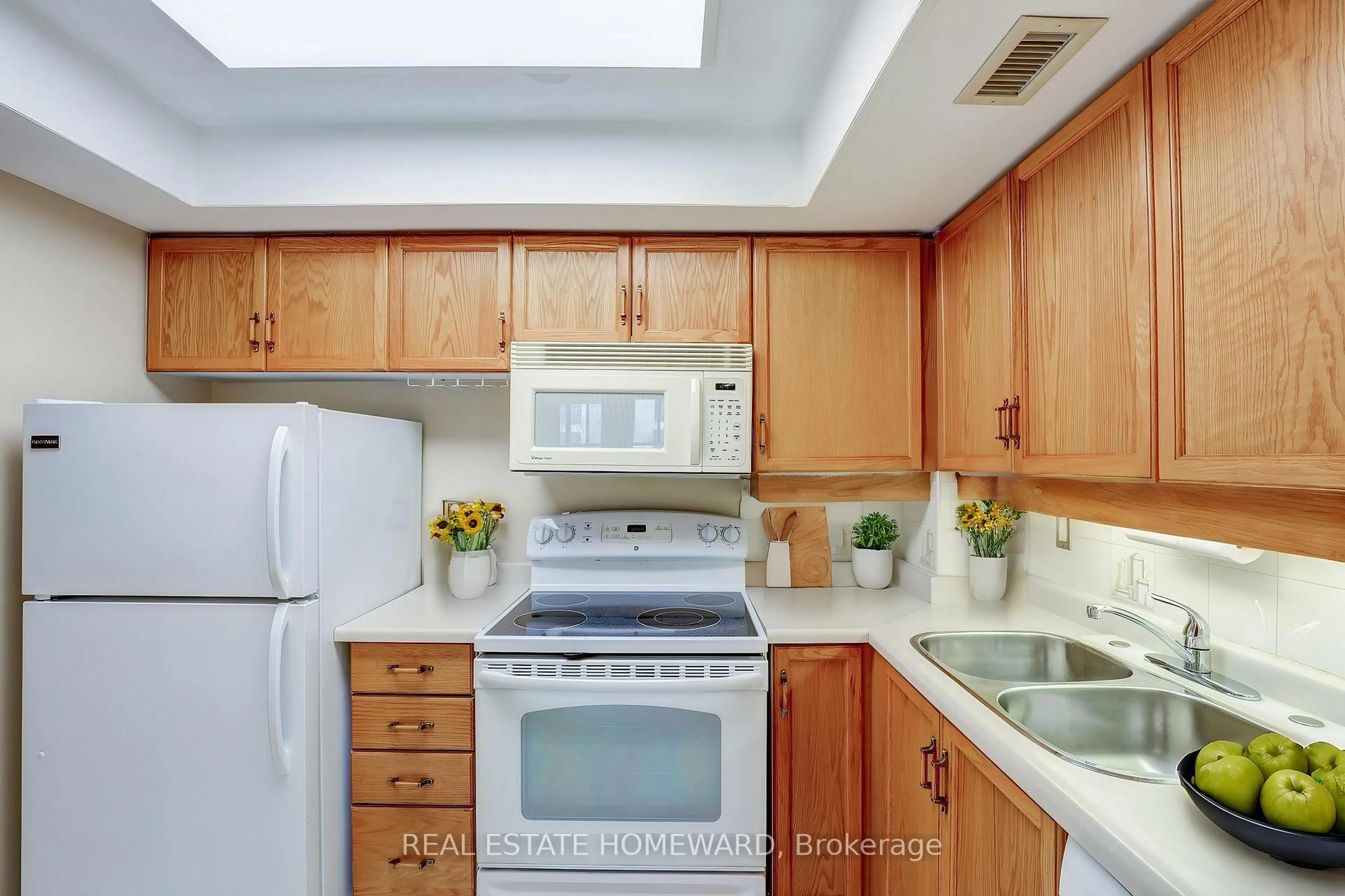 Standard kitchen, unknown for 65 Scadding Ave #411, Toronto Ontario M5A 4L1