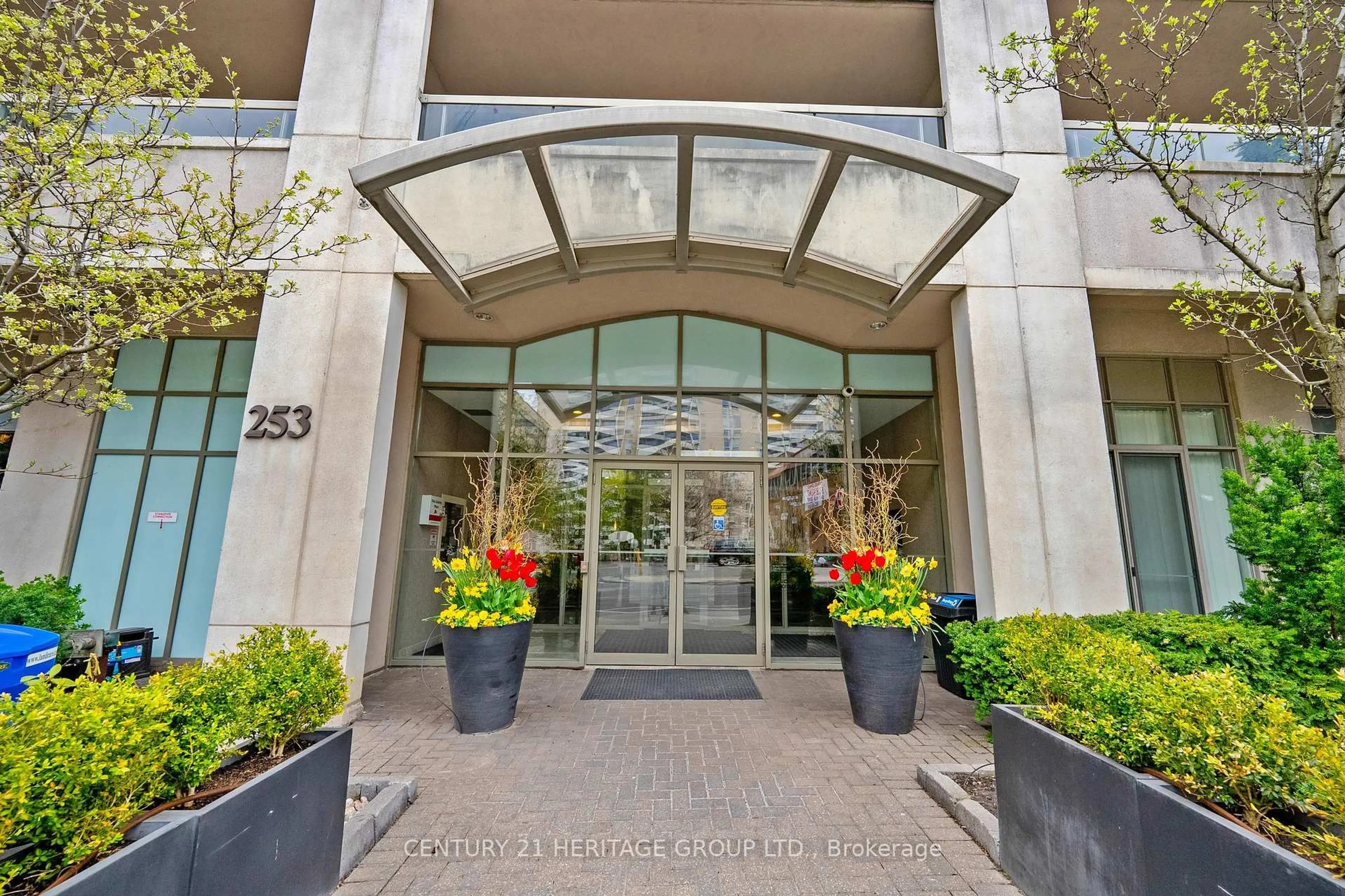 Indoor foyer for 253 Merton St #315, Toronto Ontario M4S 3H2