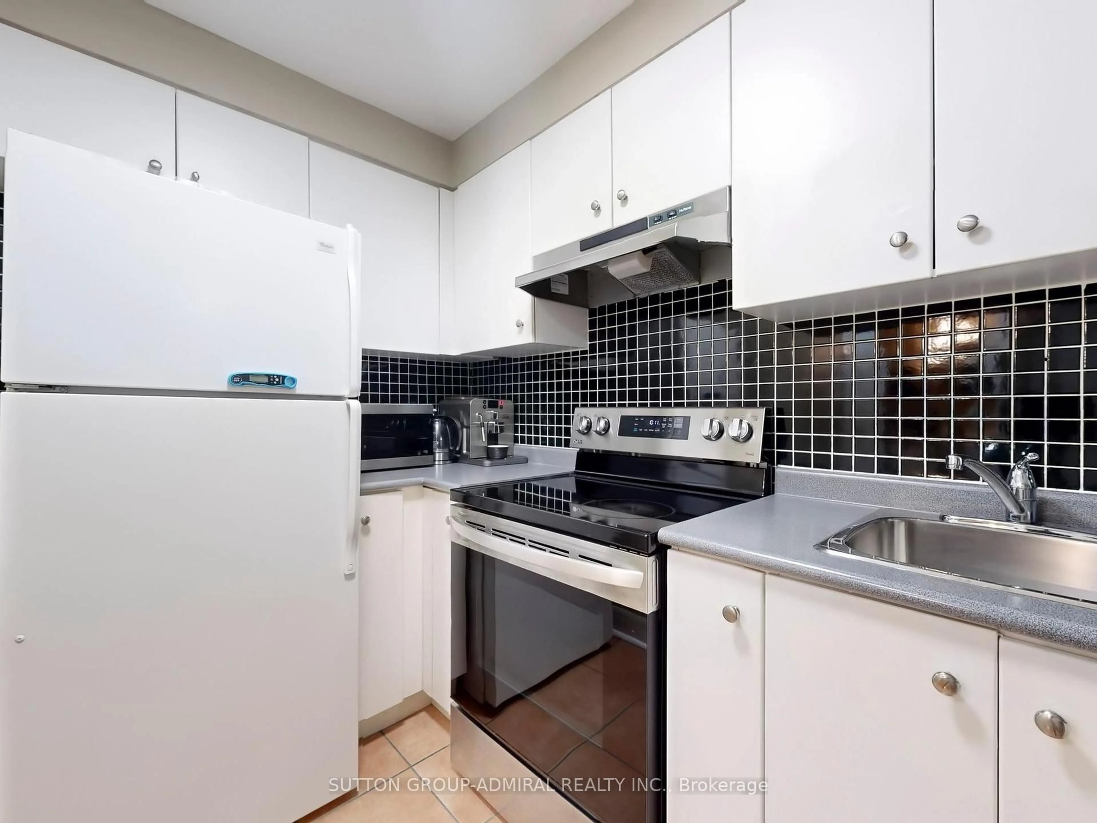 Standard kitchen, ceramic/tile floor for 415 Jarvis St #152, Toronto Ontario M4Y 3C1