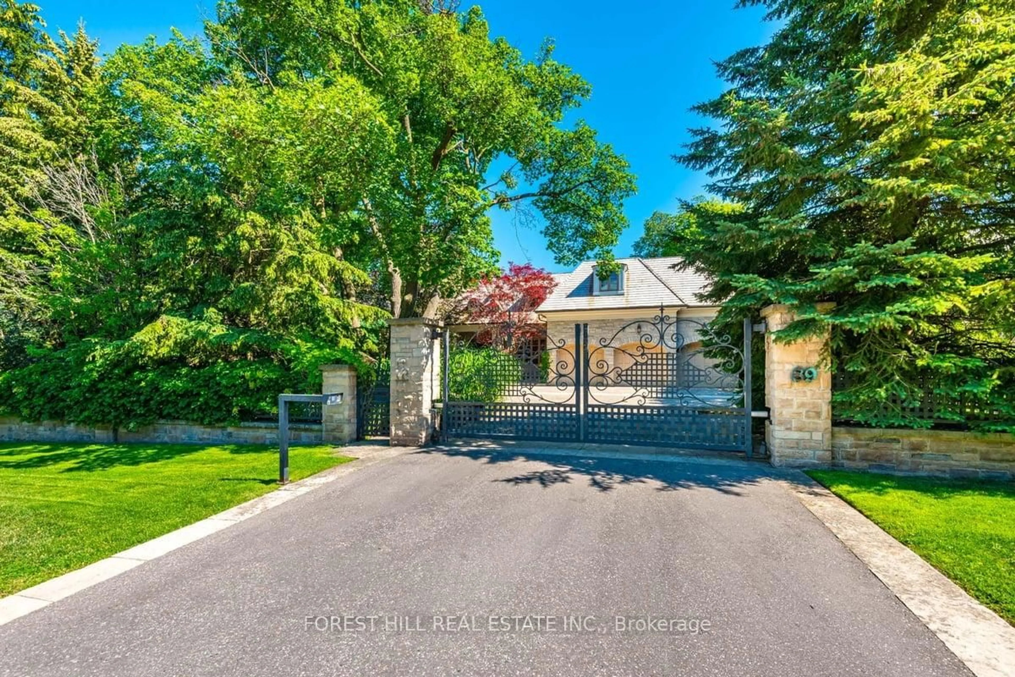 A pic from outside/outdoor area/front of a property/back of a property/a pic from drone, street for 89 Old Colony Rd, Toronto Ontario M2L 2K3