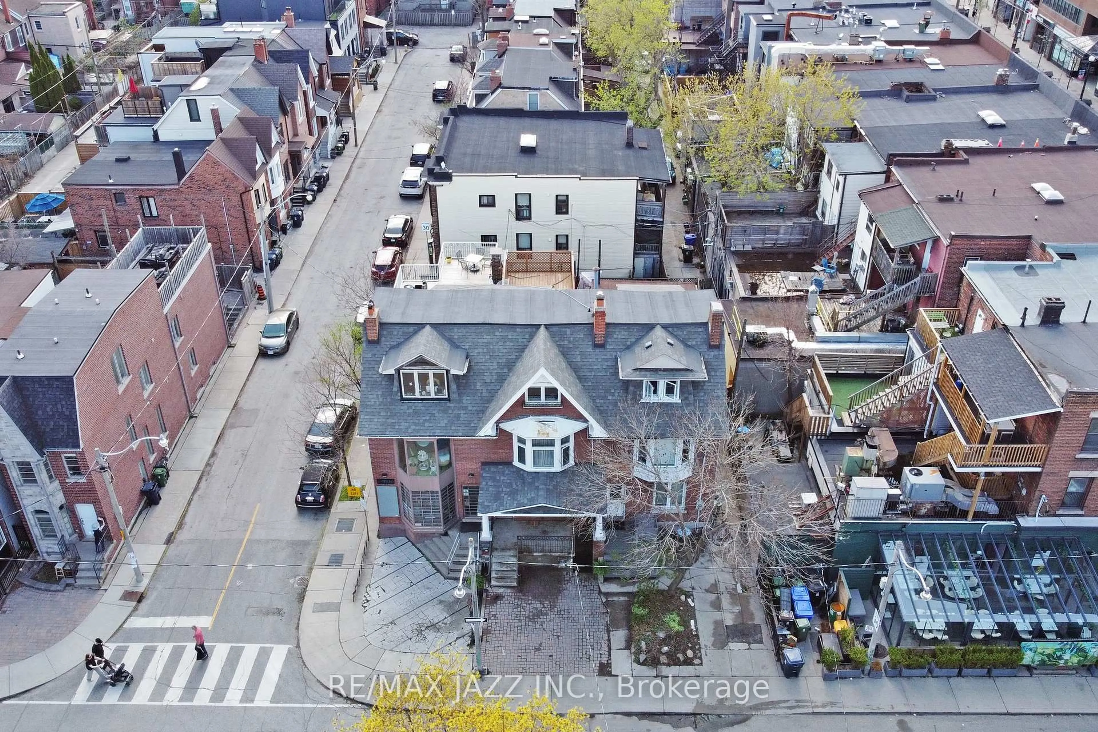 A pic from outside/outdoor area/front of a property/back of a property/a pic from drone, street for 36 Clinton St, Toronto Ontario M6J 2P2