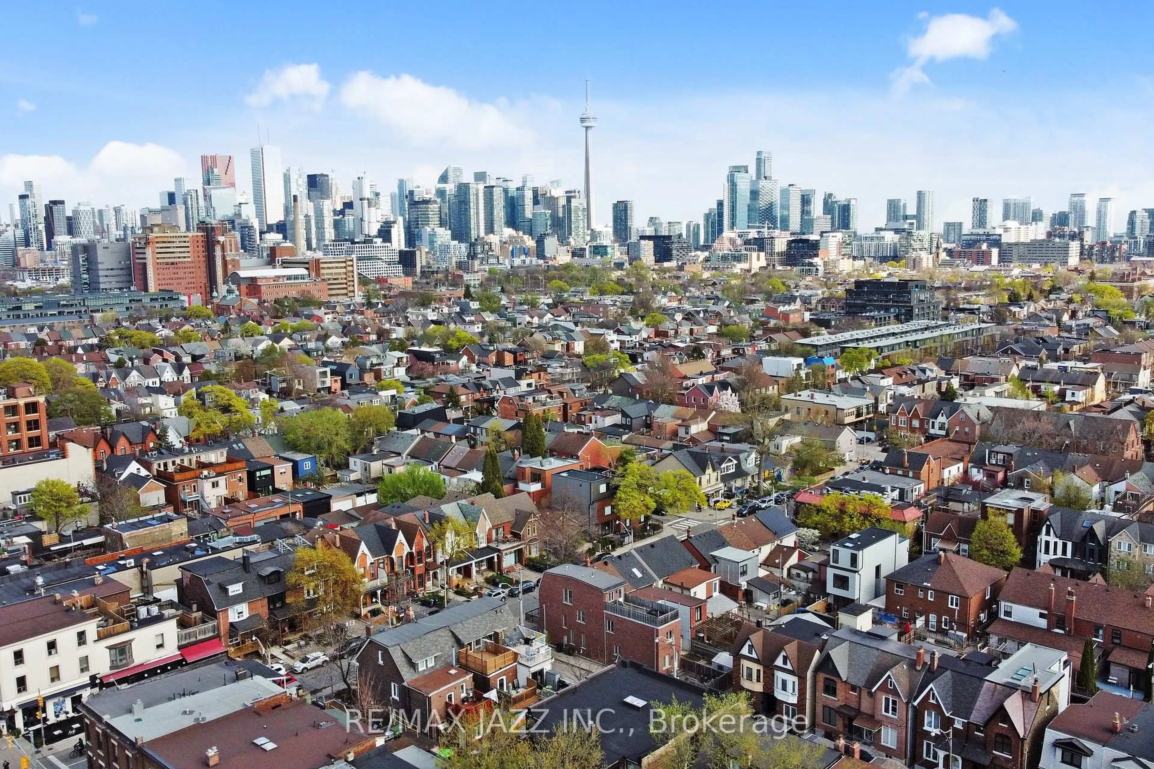 A pic from outside/outdoor area/front of a property/back of a property/a pic from drone, city buildings view from balcony for 36 Clinton St, Toronto Ontario M6J 2P2