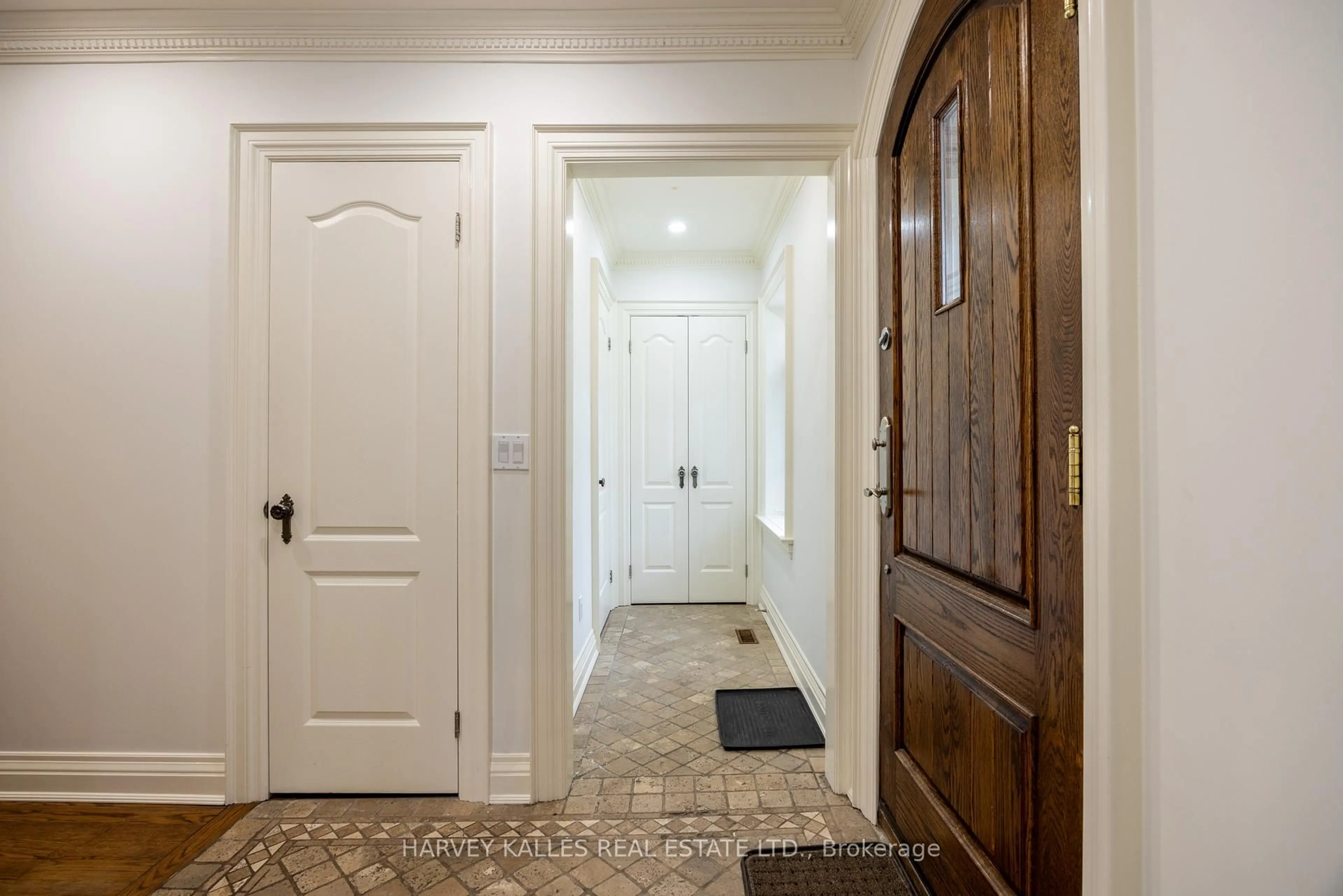 Indoor foyer for 537 Deloraine Ave, Toronto Ontario M5M 2C2