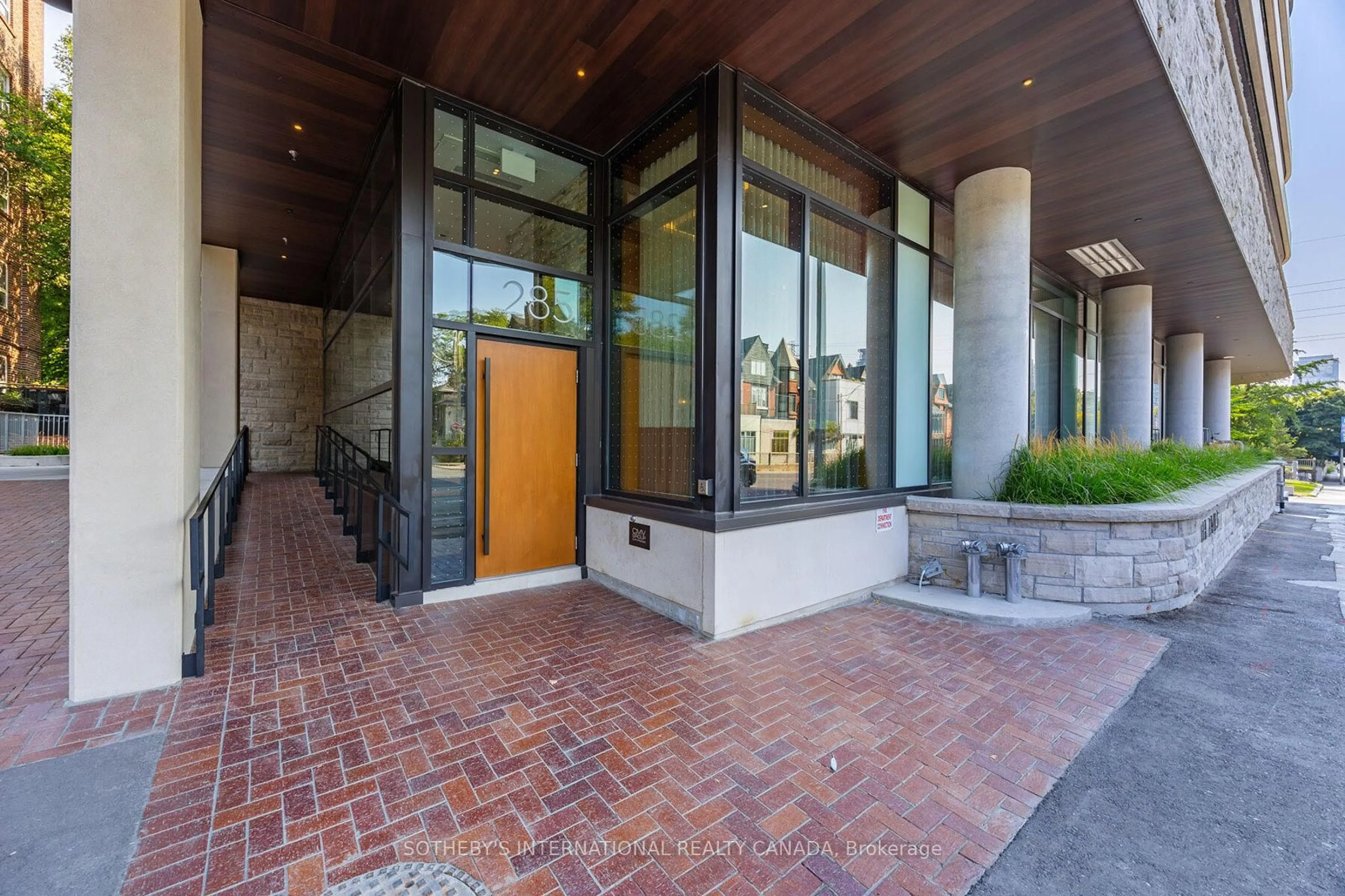 Indoor foyer for 285 Avenue Rd #501, Toronto Ontario M4V 2G8