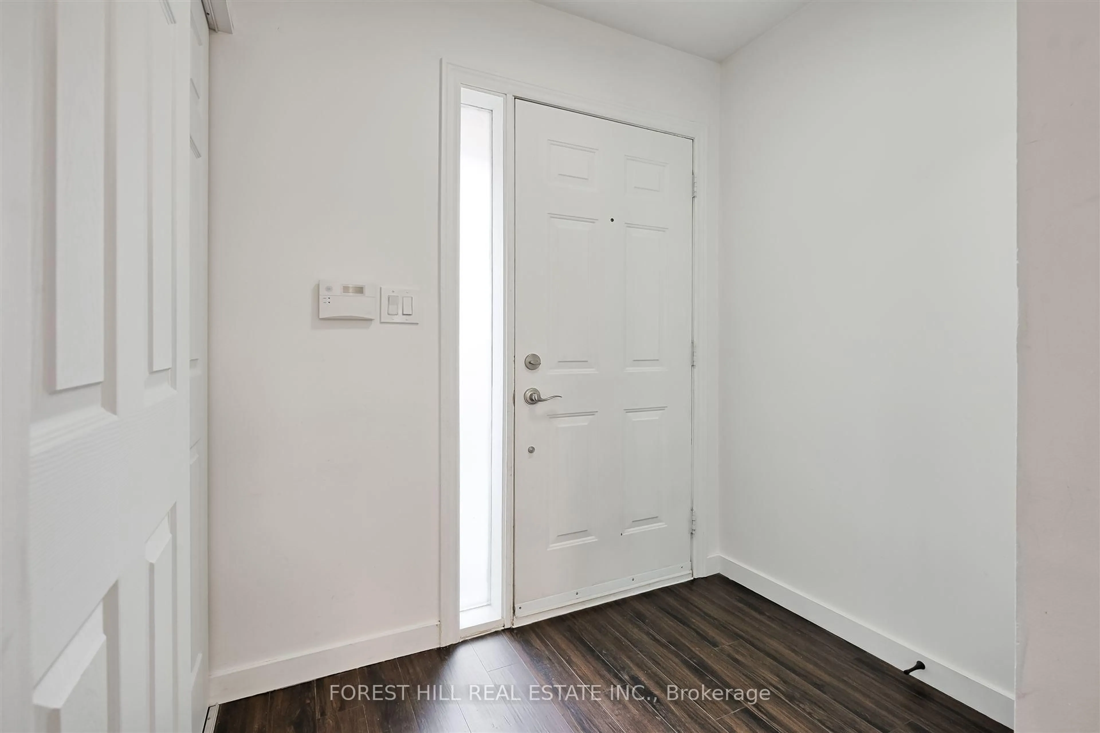 Indoor entryway for 208 Niagara St #TH82, Toronto Ontario M6J 3W5
