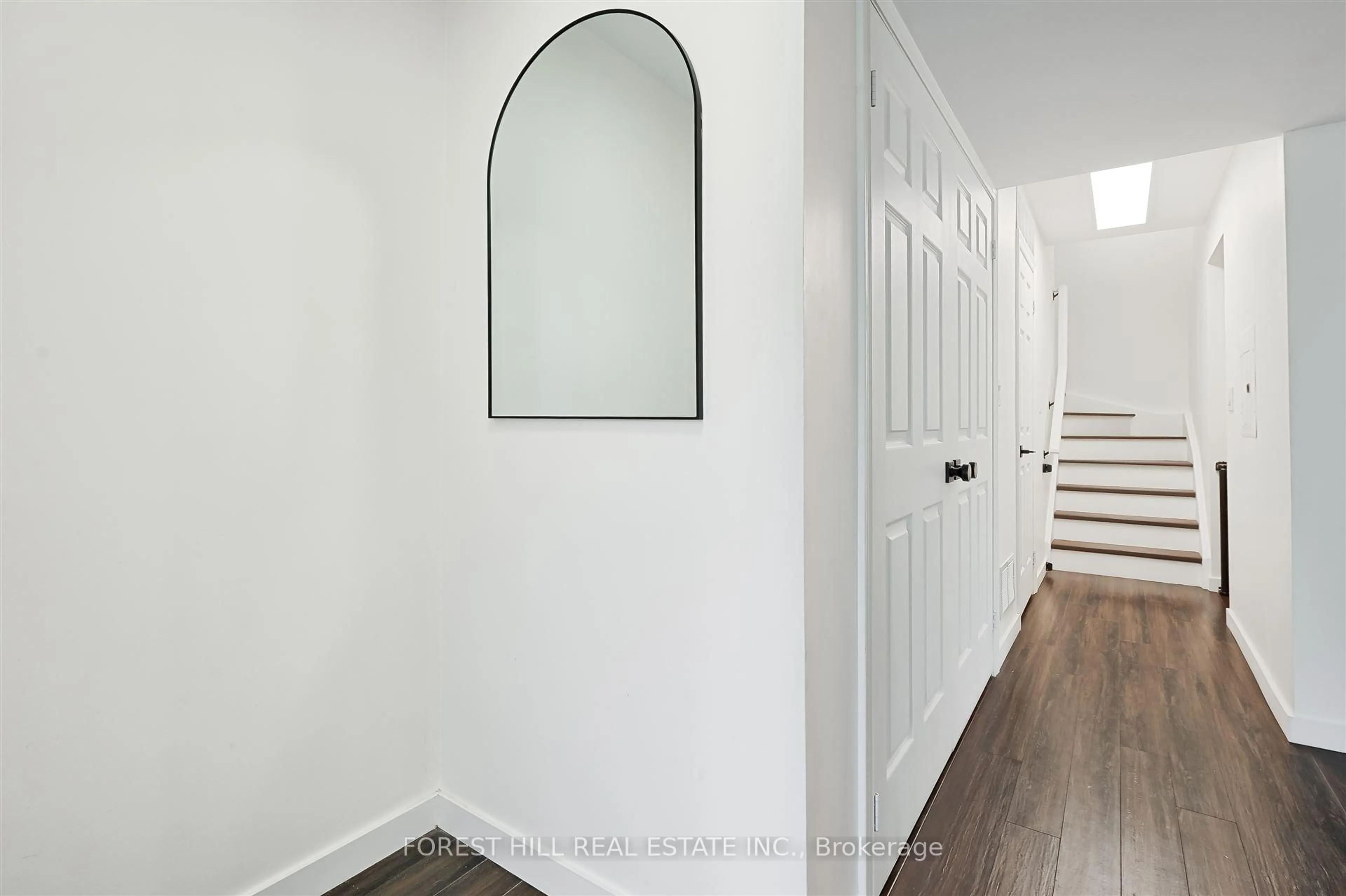 Indoor entryway for 208 Niagara St #TH82, Toronto Ontario M6J 3W5