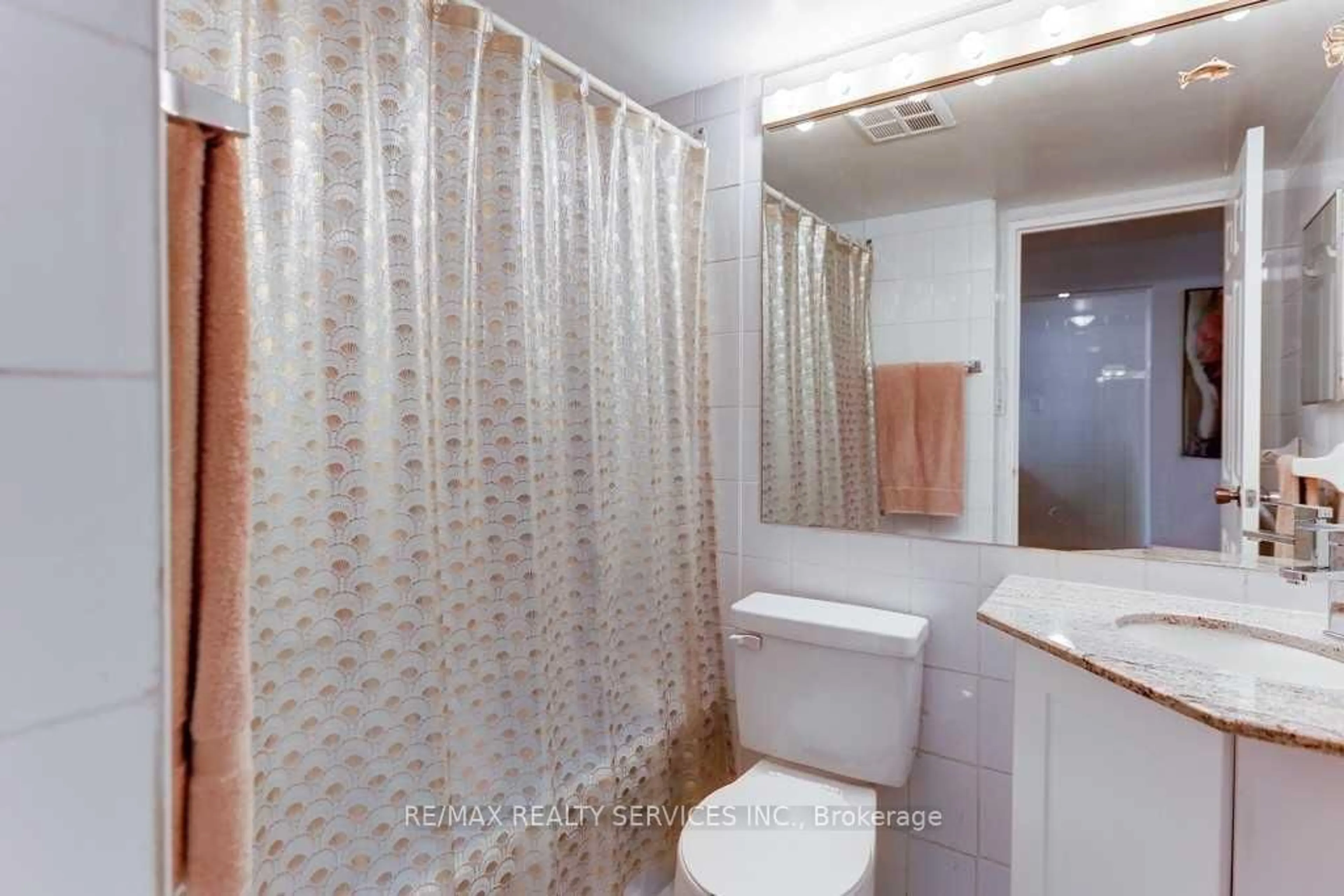 Standard bathroom, unknown for 120 St Patrick St ##1406, Toronto Ontario M5T 2X7