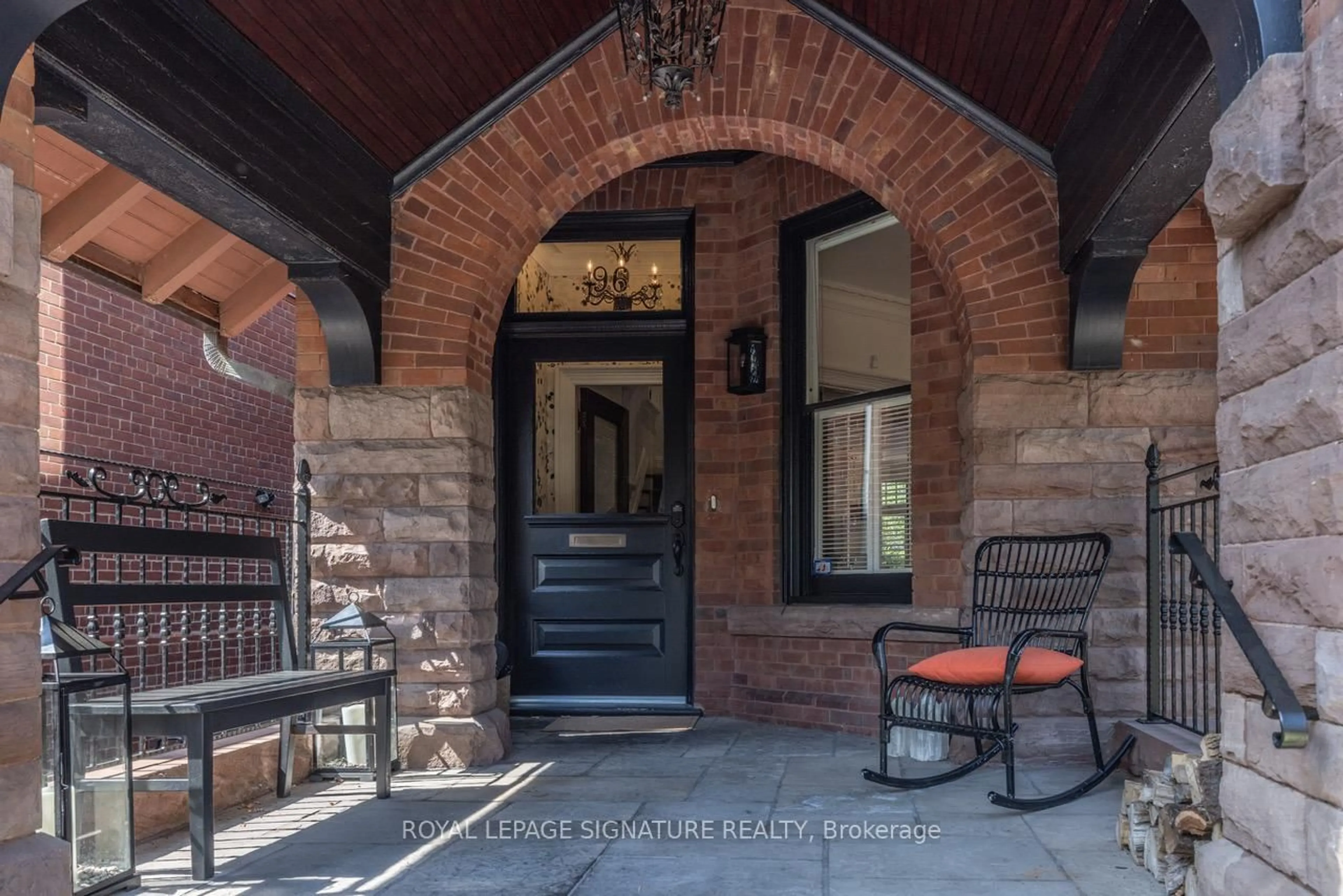 Indoor entryway for 96 South Dr, Toronto Ontario M4V 1N5
