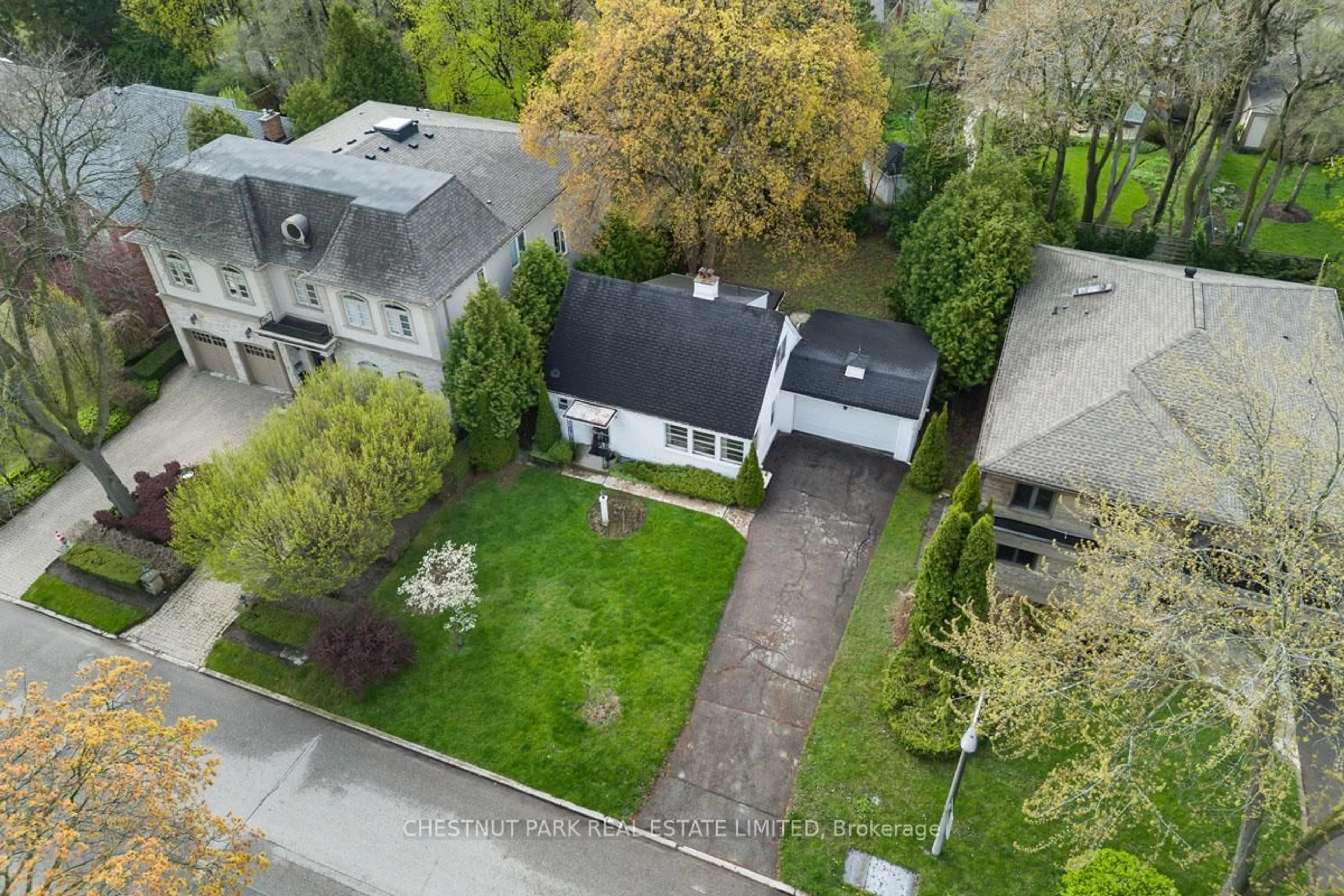 A pic from outside/outdoor area/front of a property/back of a property/a pic from drone, street for 47 Aldershot Cres, Toronto Ontario M2P 1L7
