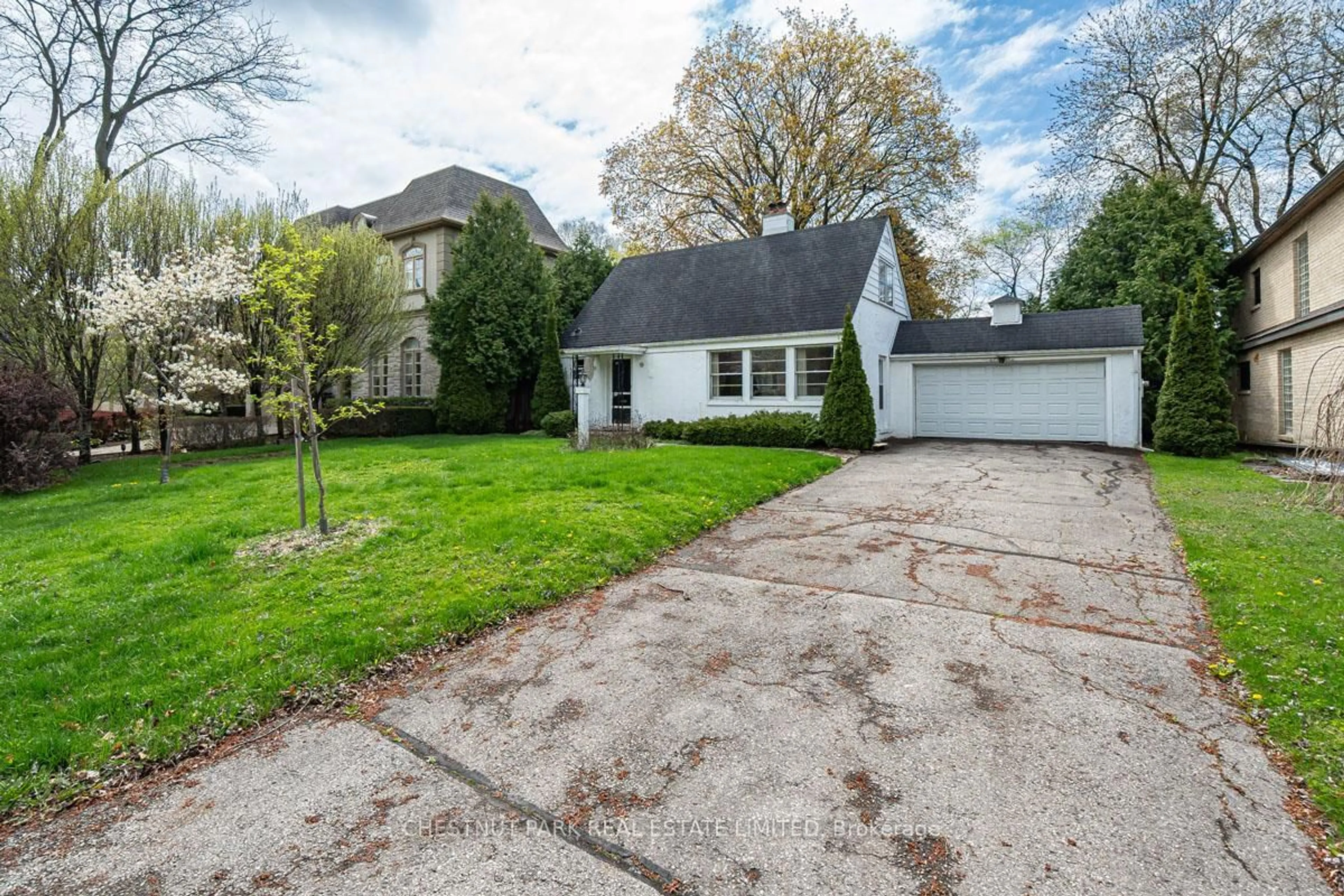 A pic from outside/outdoor area/front of a property/back of a property/a pic from drone, street for 47 Aldershot Cres, Toronto Ontario M2P 1L7