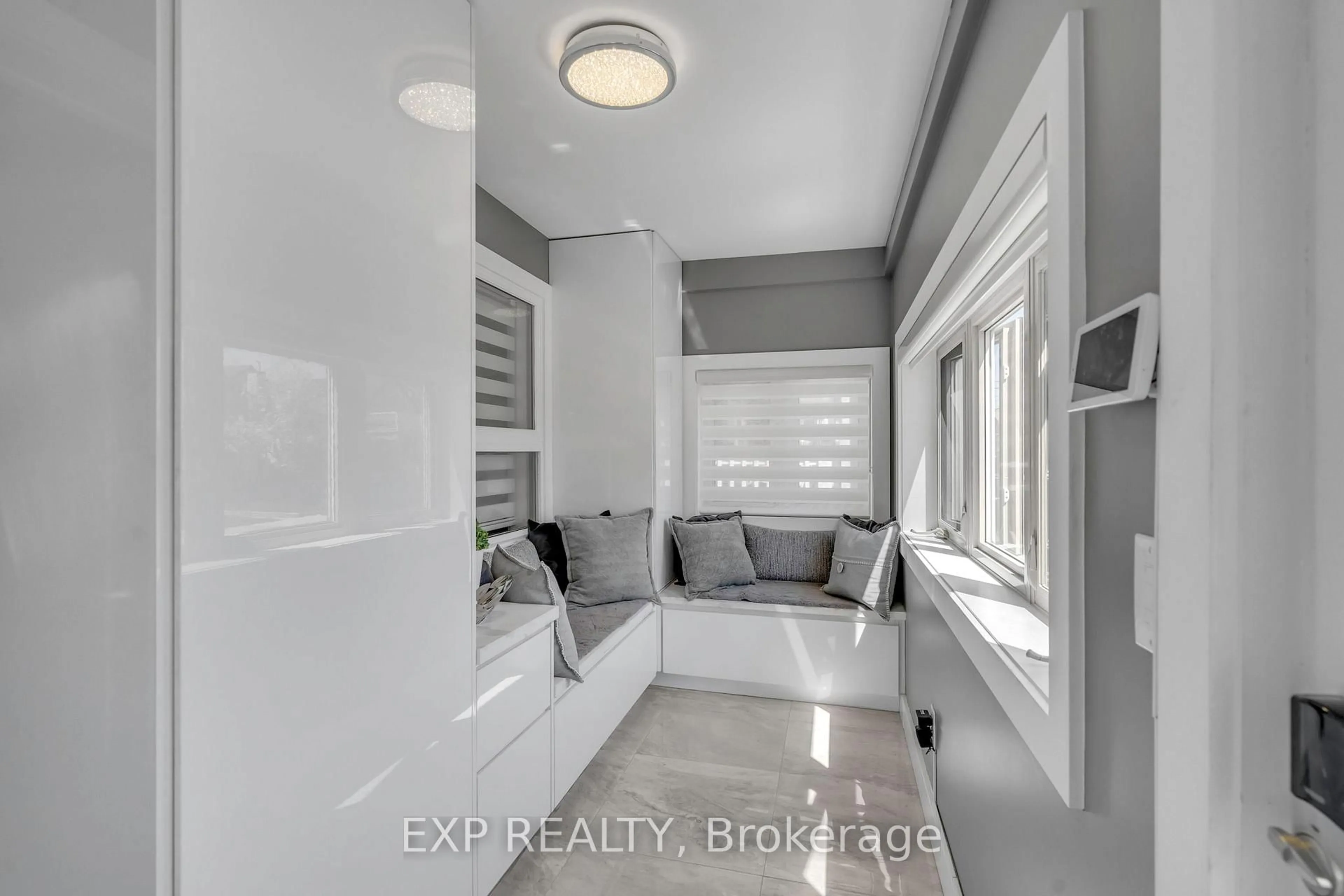 Indoor entryway for 32 Amherst Ave, Toronto Ontario M6E 1Z3