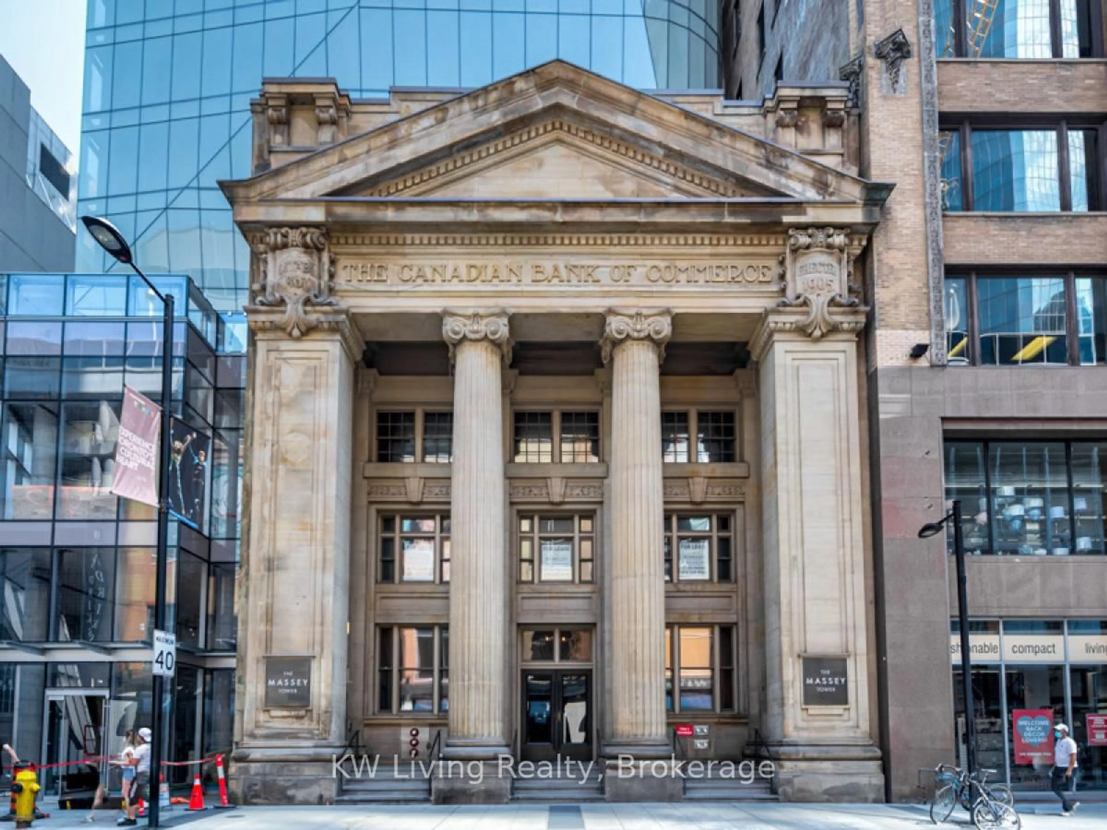 Indoor foyer for 197 Yonge St #2102, Toronto Ontario M5B 0C1