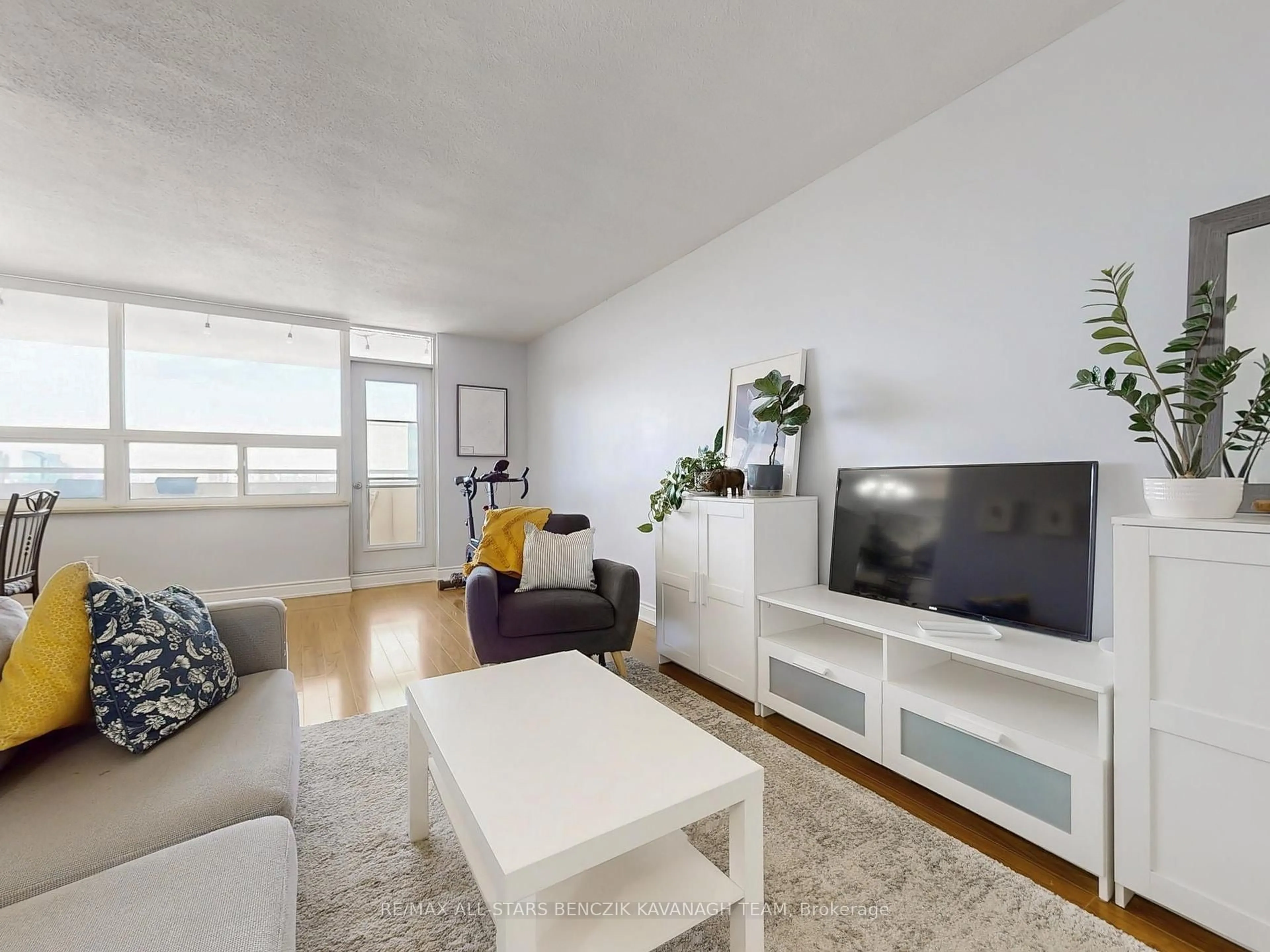 Living room with furniture, unknown for 1350 York Mills Rd #1701, Toronto Ontario M3A 2A1