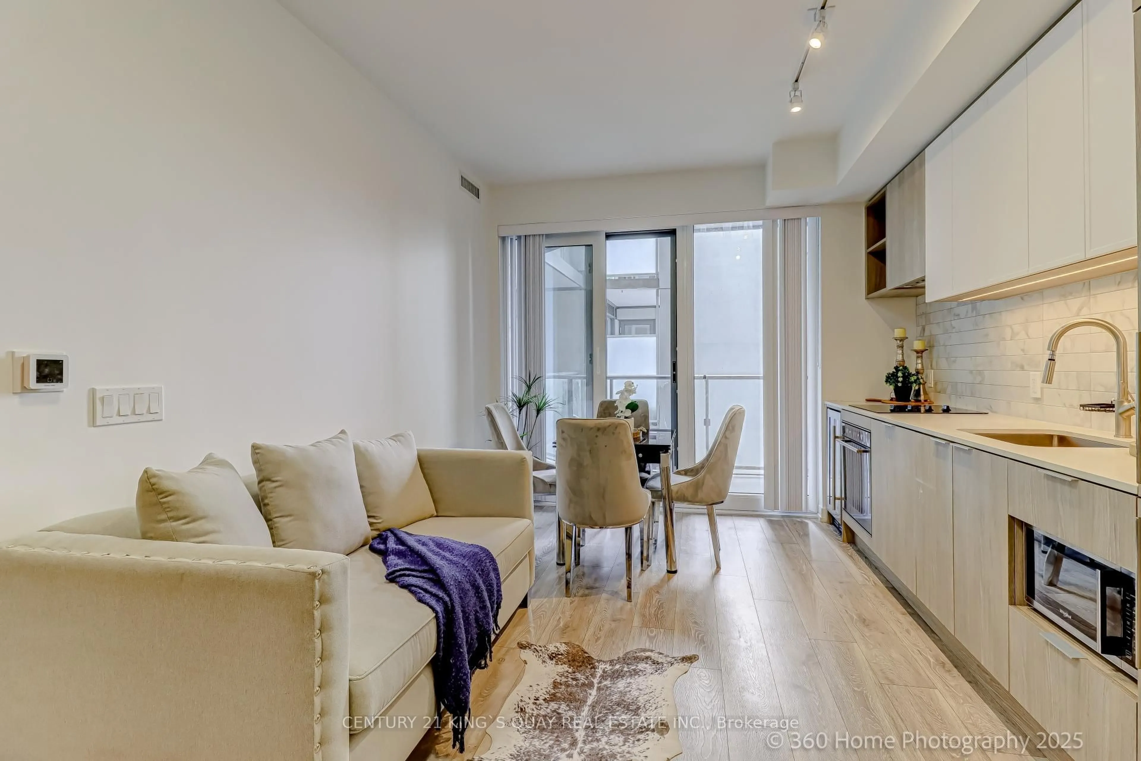 Living room with furniture, wood/laminate floor for 2020 Bathurst St #601, Toronto Ontario M5P 0A6