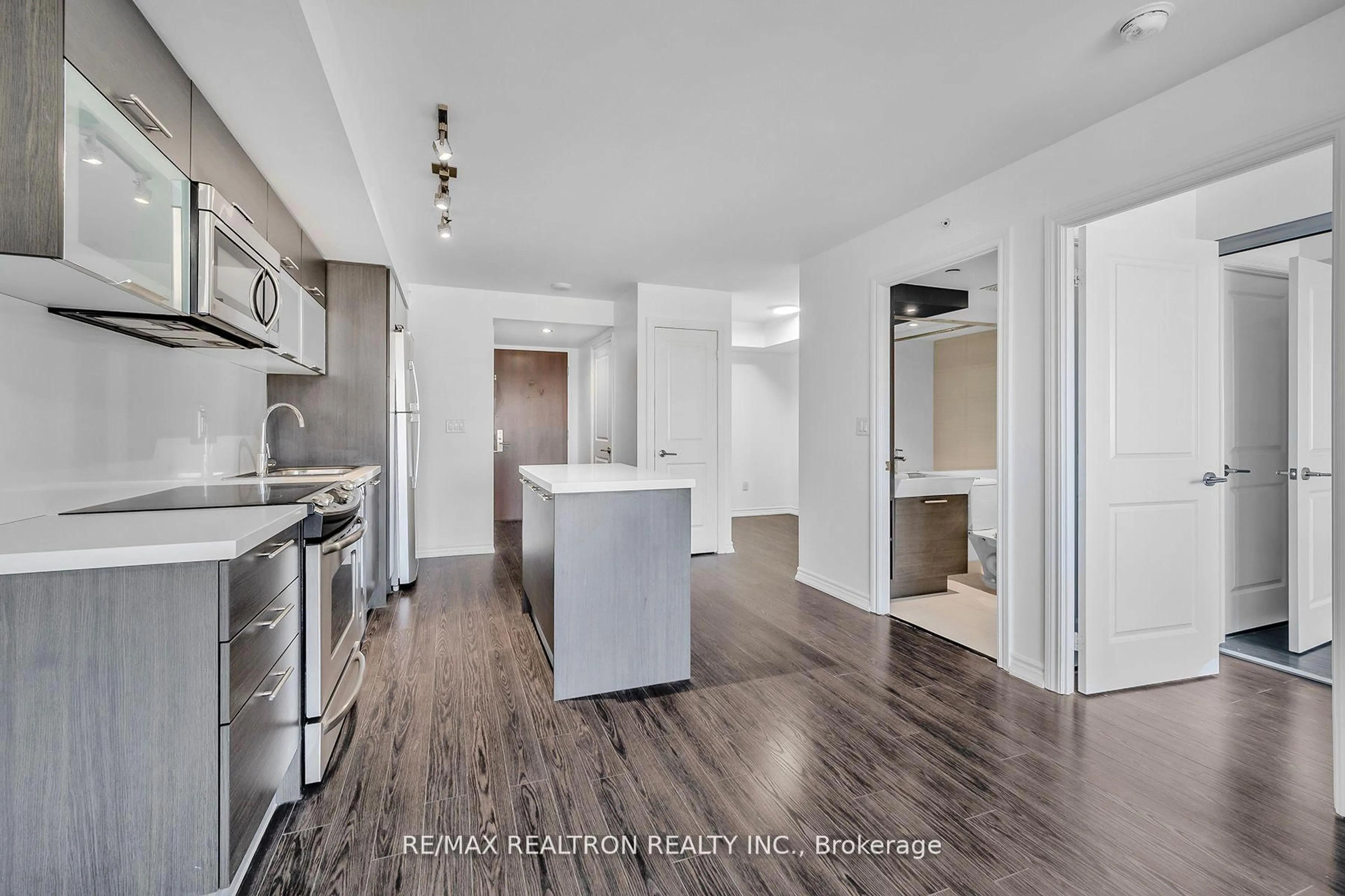 Open concept kitchen, wood/laminate floor for 386 Yonge St #2105, Toronto Ontario M5B 0A5