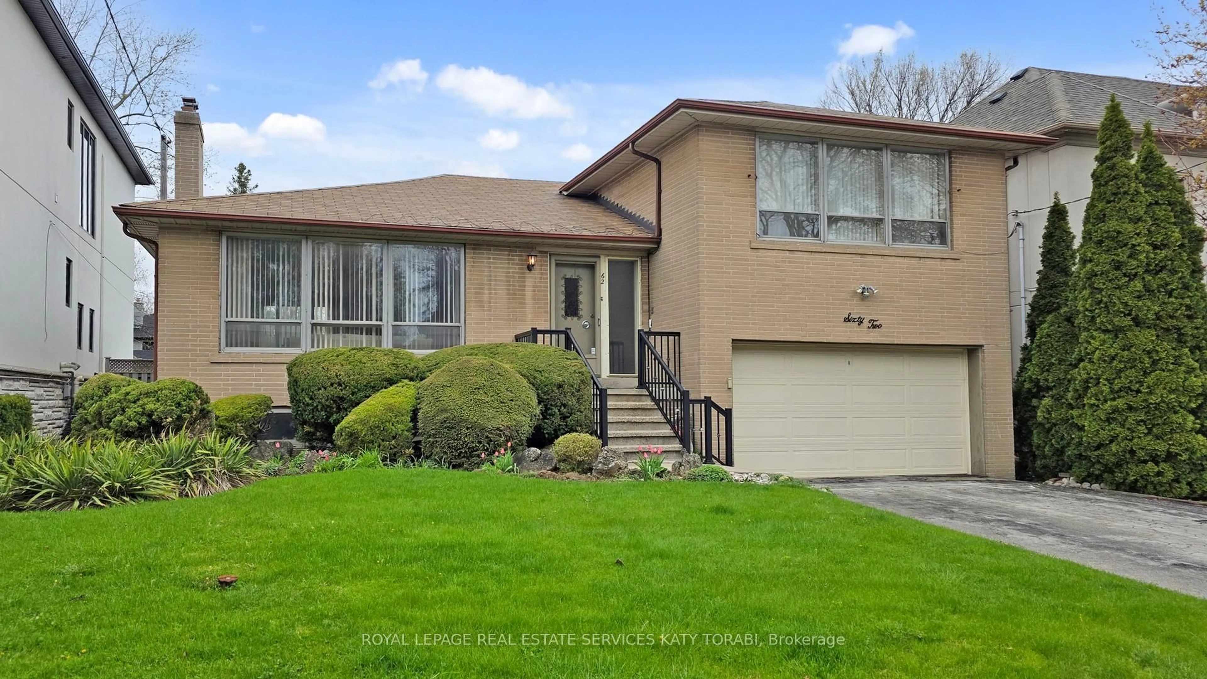 Home with vinyl exterior material, street for 62 Munro Blvd #ON, Toronto Ontario M2P 1C2