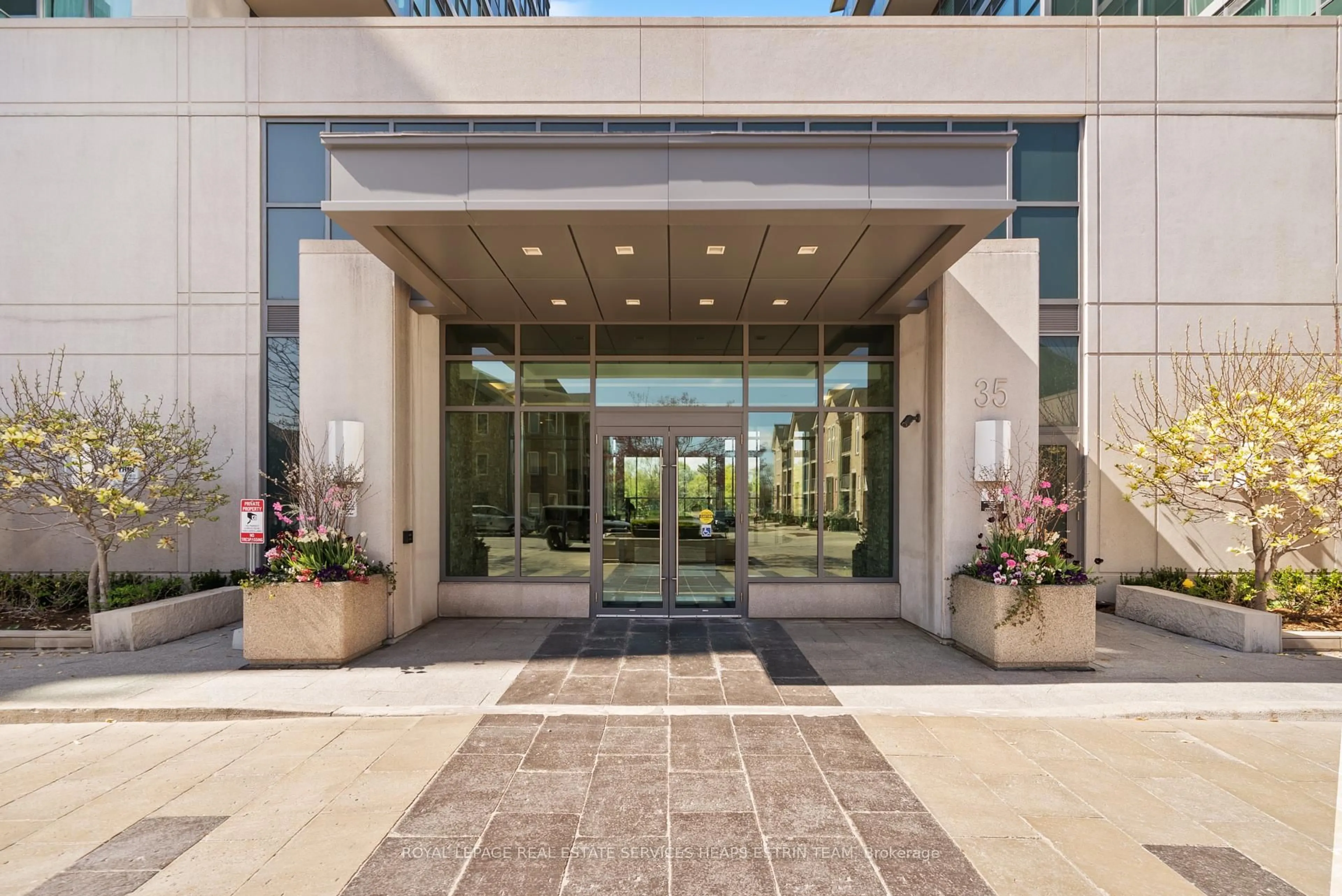 Indoor foyer for 35 Brian Peck Cres #TH112, Toronto Ontario M4G 0A5